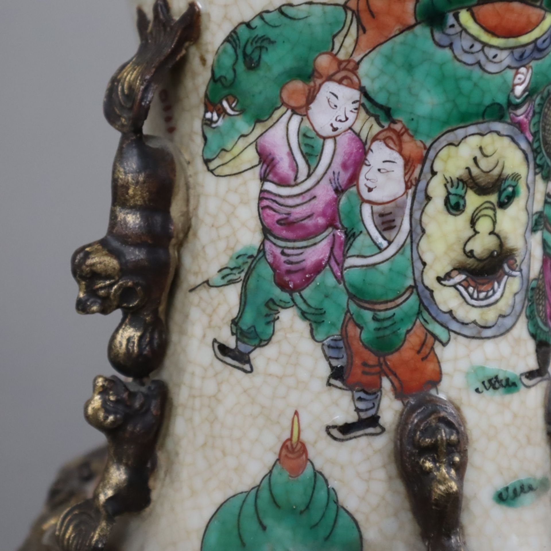 Balustervase auf Holzstand - China, gräuliche bzw. bräunliche Glasur mit feinem Craquelé, polychrom - Bild 4 aus 16
