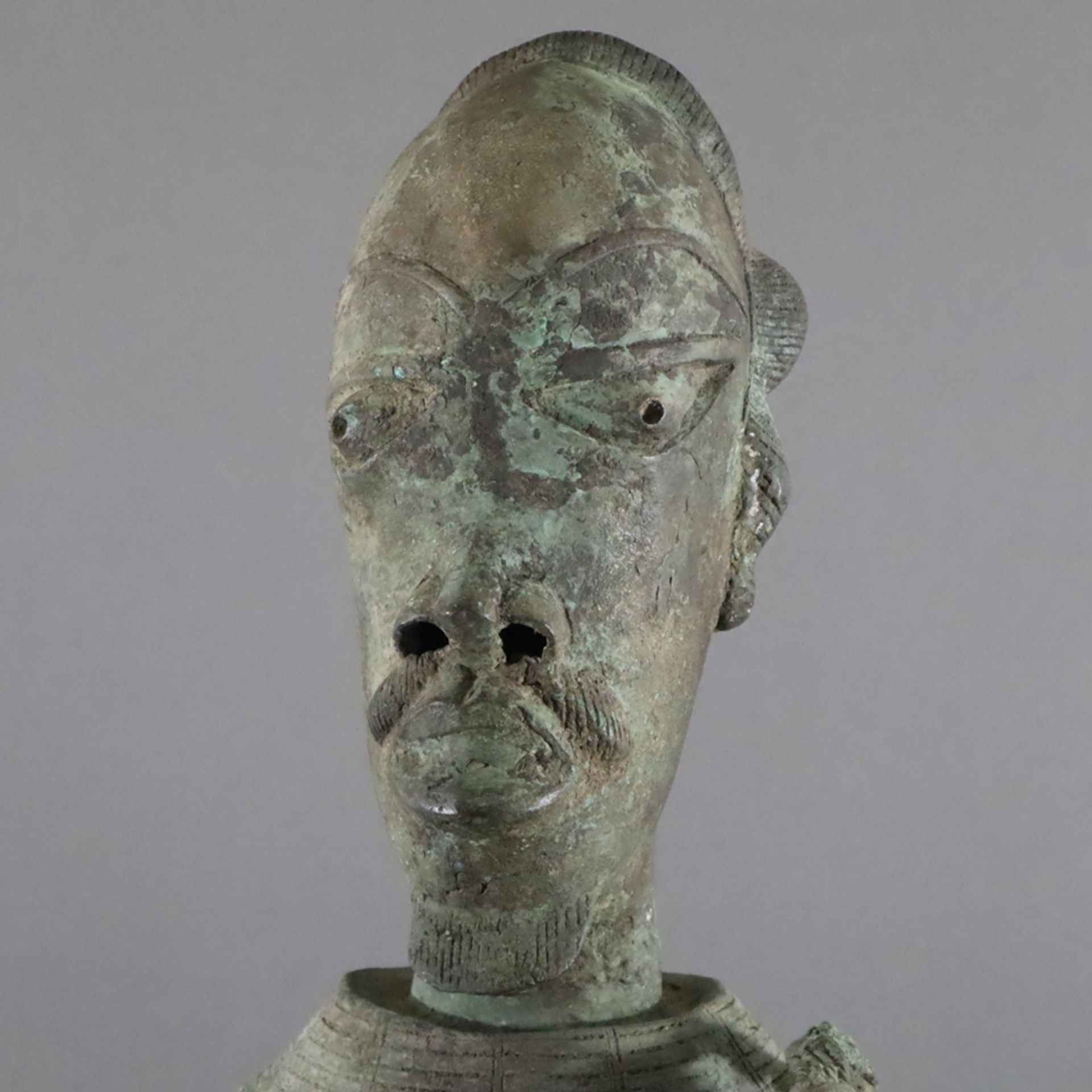 Kriegerfigur - Bronzeskulptur auf teils durchbrochenem Rundsockel, wohl Yoruba/Nigeria, nach 1900,  - Bild 3 aus 10