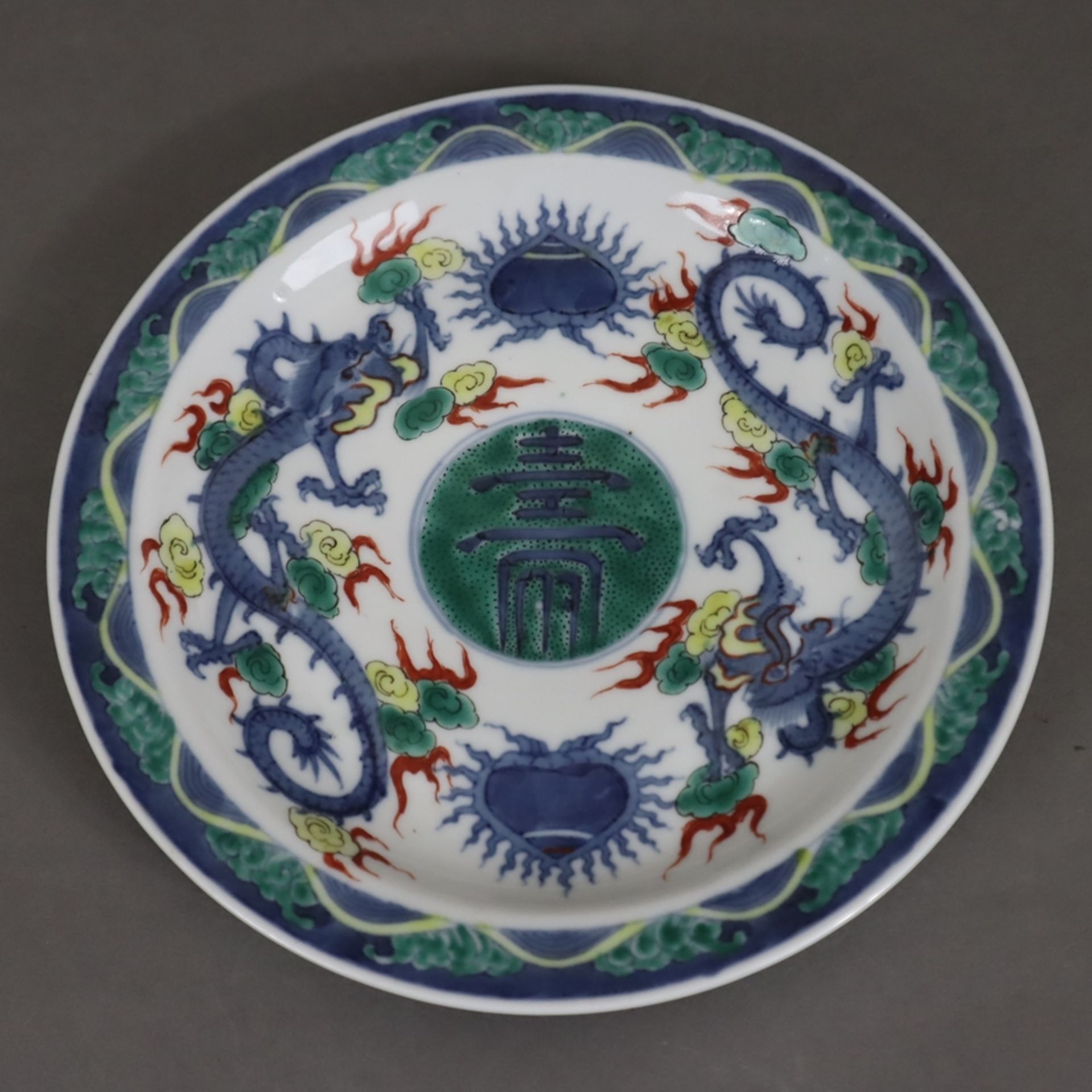 Drachenteller - China, runde Form dekoriert in Unter- und Aufglasur mit Drachenpaar in Wolken, Flam