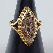 Diamantring - Gelbgold 750/000, gestempelt, getriebene Ringschiene mit navetteförmigem Ringkopf