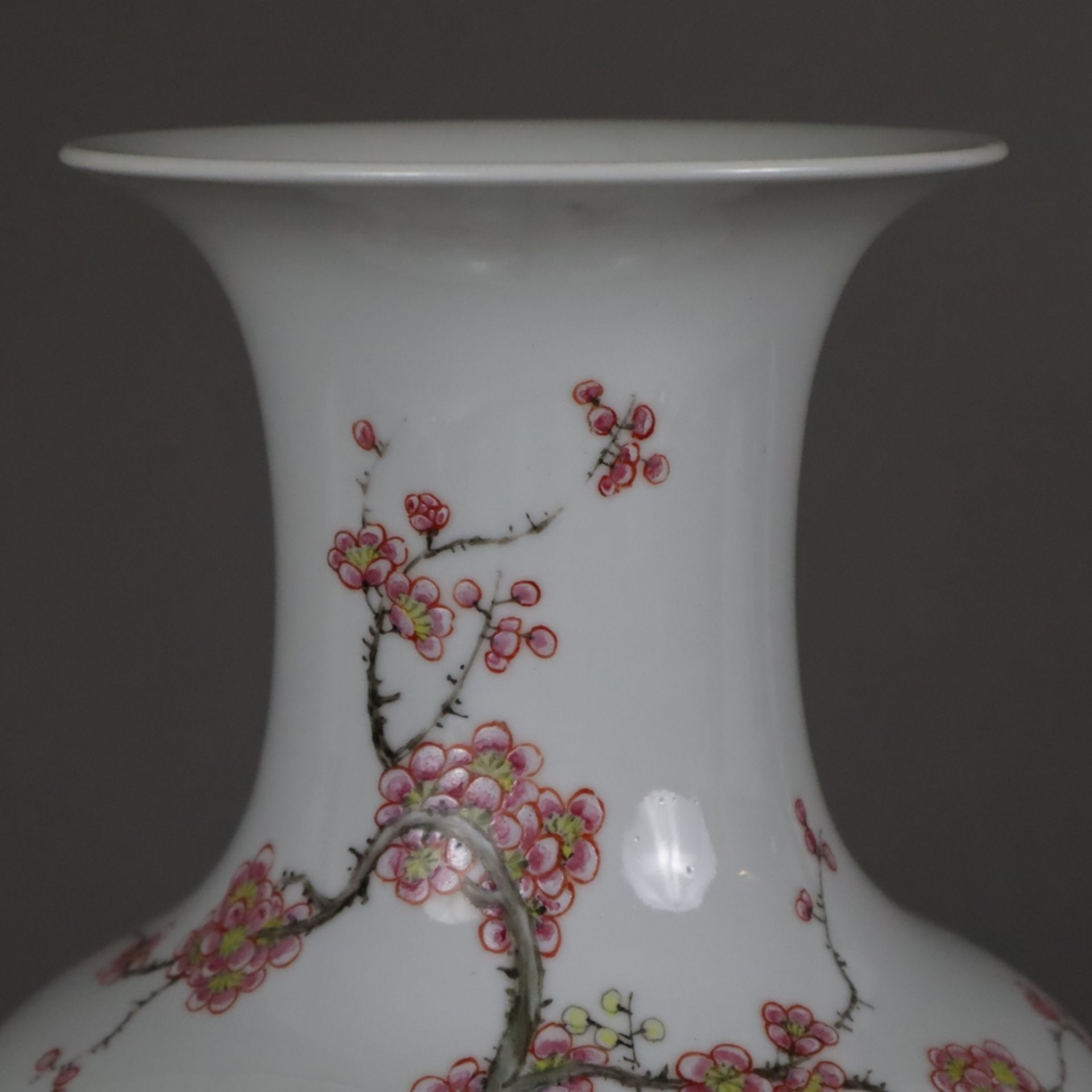 Famille rose-Balustervase - China, Porzellan, schauseitig fein bemalt mit blühenden Pflanzen am Zie - Bild 3 aus 11