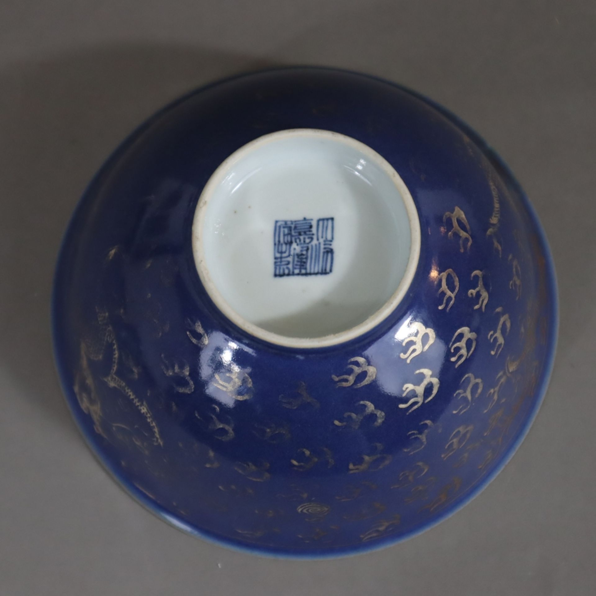 Drachenschale - Porzellan, runde Wandung mit ausgestelltem Rand auf kleinem Standring, außen puderb - Bild 7 aus 8