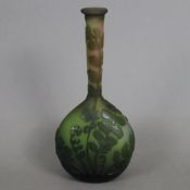 Solifleur-Vase mit Farndekor - Emille Gallé, Nancy, scheibenförmige Bauchung sowie enger, langer Ha