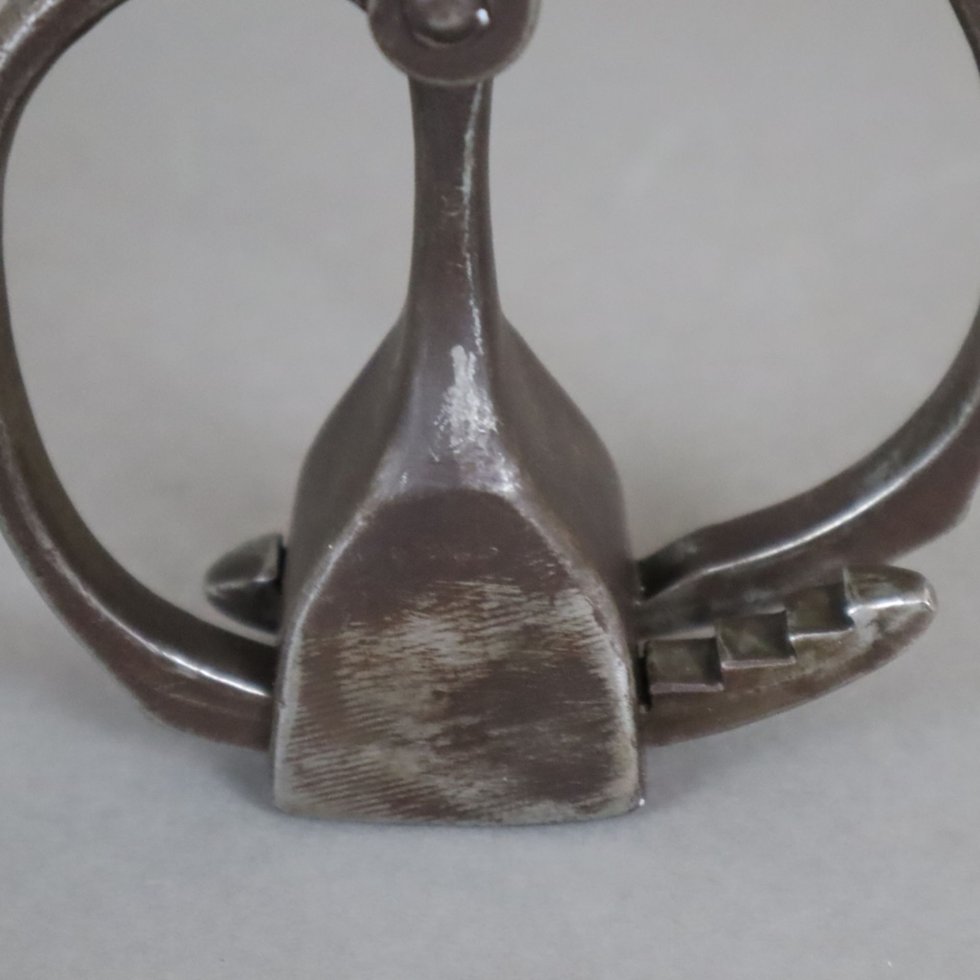 Antike Handschelle - deutsch, um 1900 oder früher, Eisen, geschmiedet, mit Schlüssel, intakt, H.ca. - Image 2 of 8