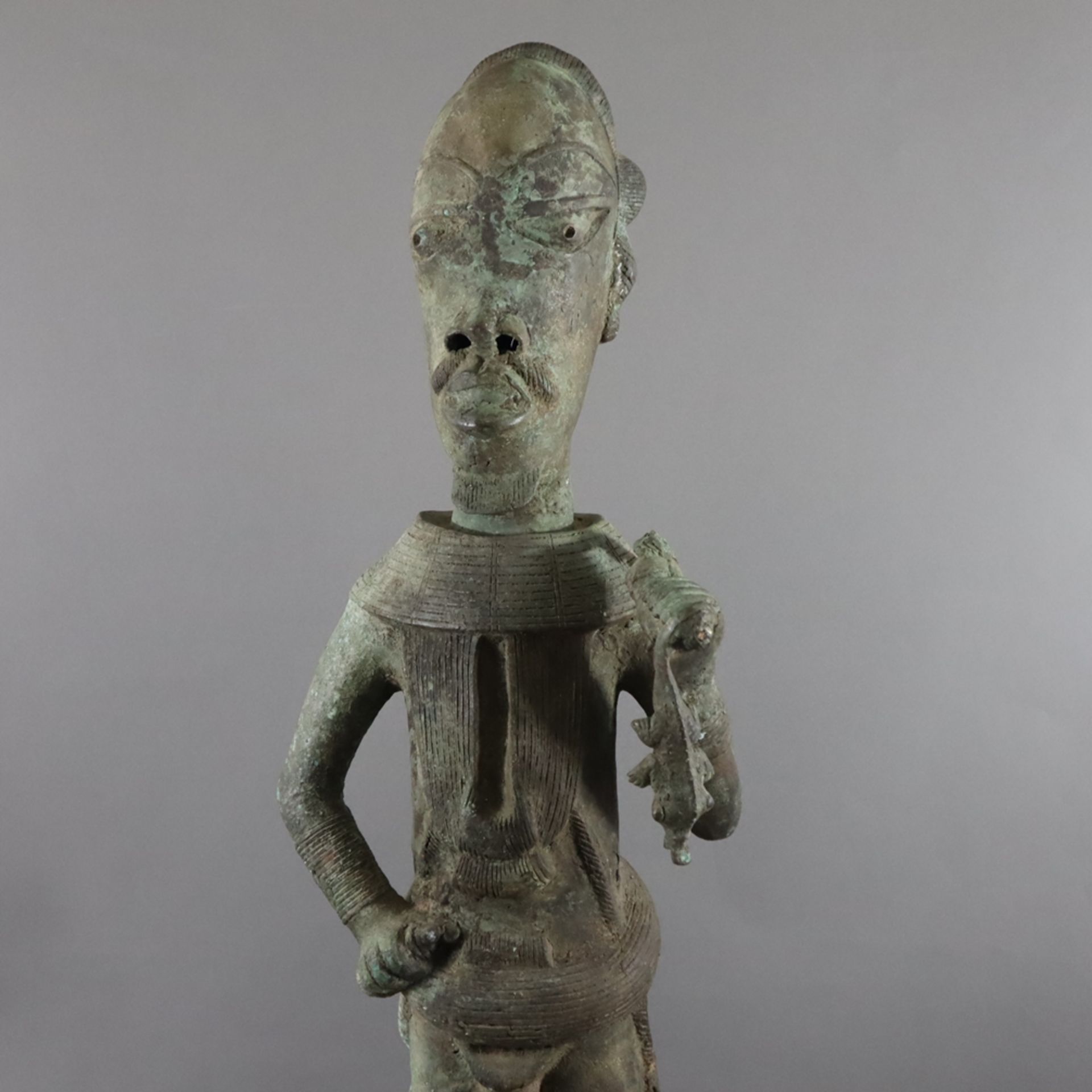 Kriegerfigur - Bronzeskulptur auf teils durchbrochenem Rundsockel, wohl Yoruba/Nigeria, nach 1900,  - Bild 2 aus 10