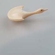 Katabori-Netsuke - Stilisierter Schwan im Flug, feine, detailgetreue Elfenbein-Schnitzarbeit, Schwa