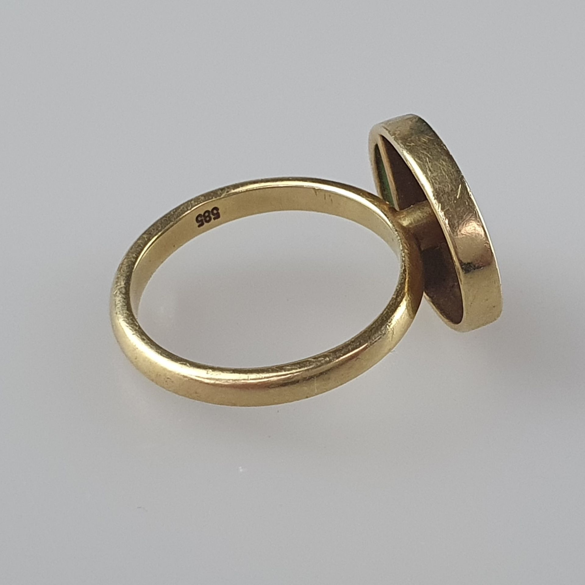 Goldring - Gelbgold 585/000, gestempelt, ovaler flacher Ringkopf mit Nephrit-Eckeinlage (ca.16x8 mm - Image 3 of 5