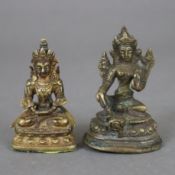 Zwei kleine buddhistische Figuren - Nepal/Tibet, Kupferlegierungen, teils vergoldet, Figur der grün