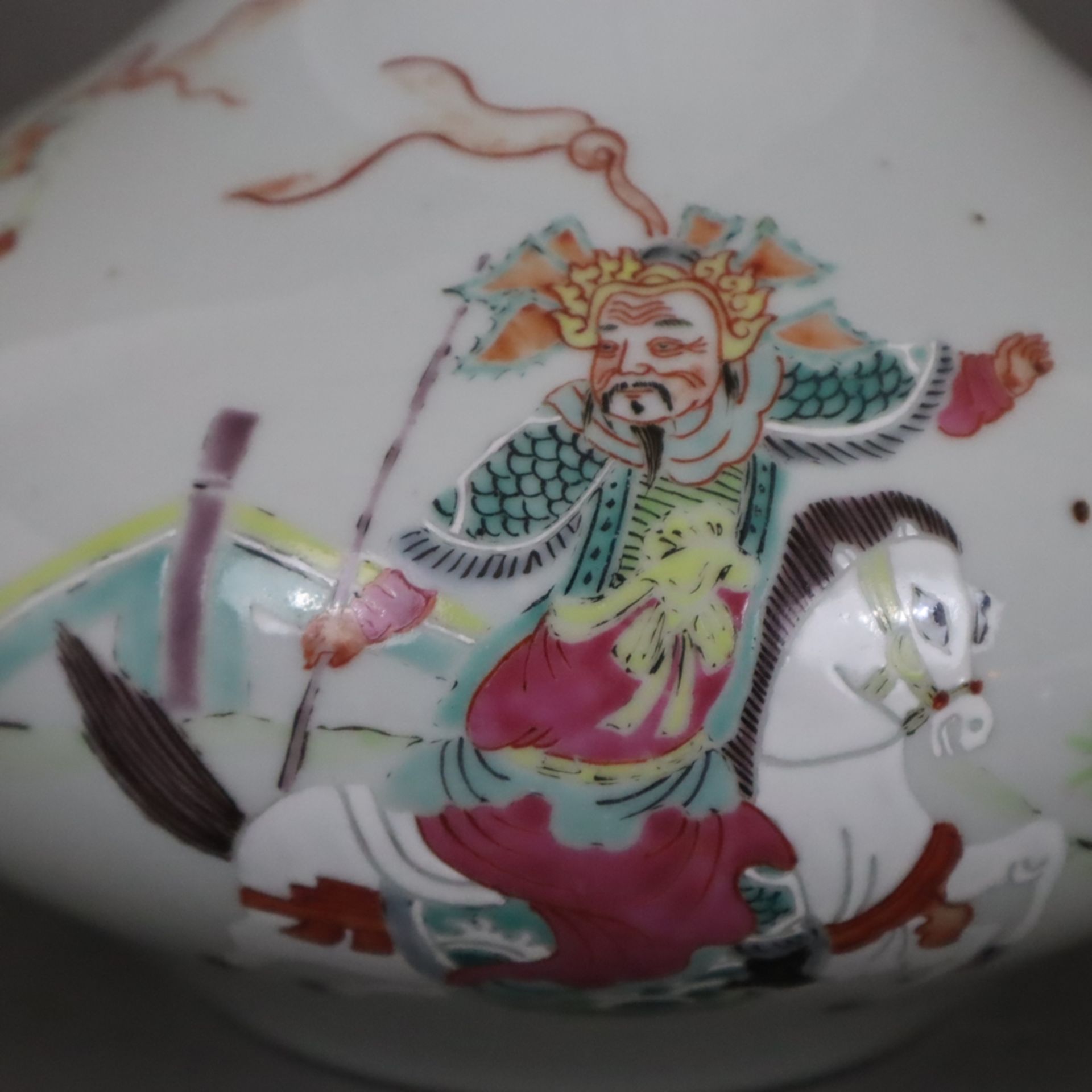 Famille rose-Porzellanvase - China 20. Jh., gedrückte Flaschenform, bemalt in polychromen Aufglasur - Bild 4 aus 11
