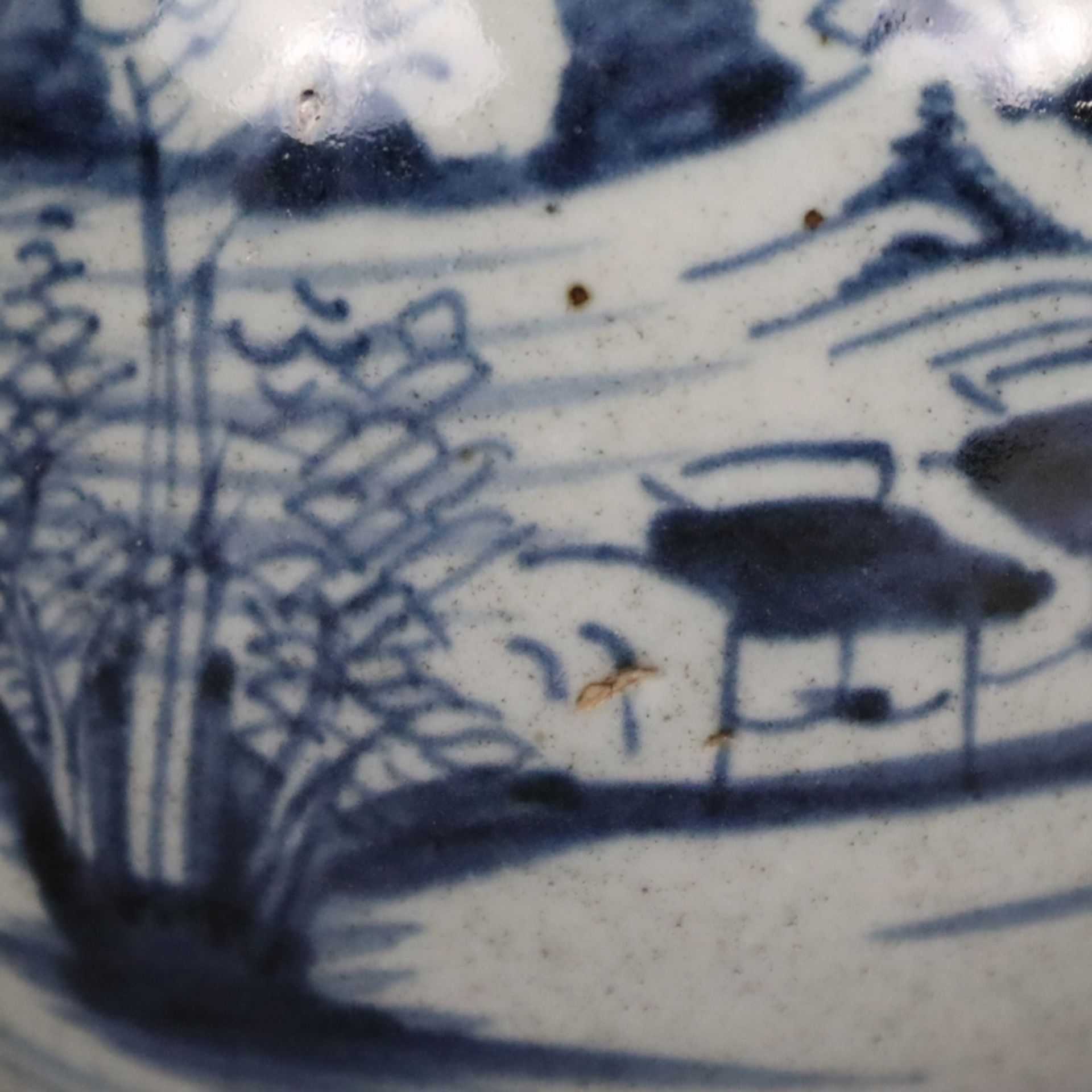 Blau-weißer Schultertopf - Porzellan, auf der Wandung Landschaftsmalerei in Unterglasurblau, Standr - Bild 4 aus 9