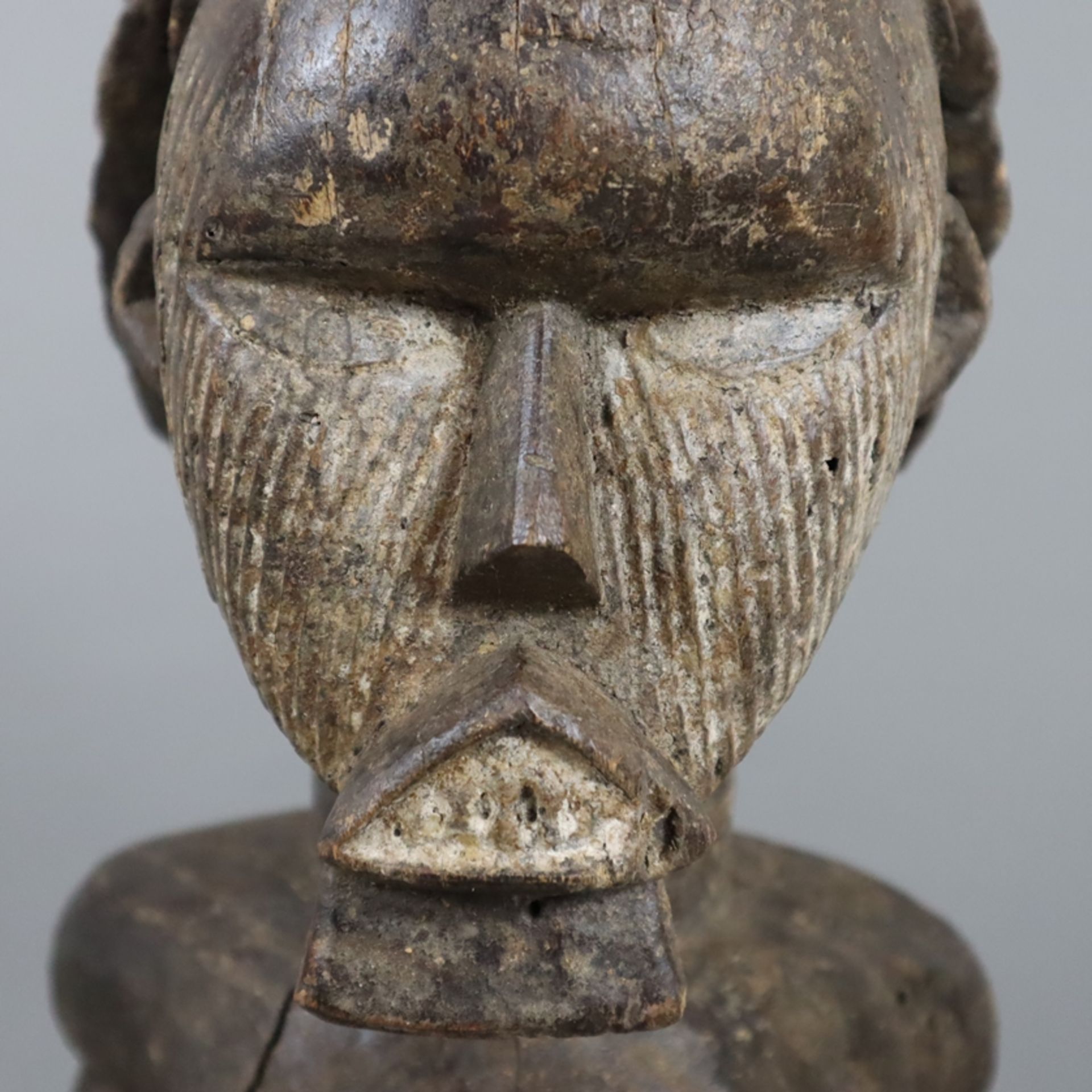 Weibliche Holzfigur - wohl Senufo, Mali/Elfenbeinküste, Holz dunkel gefärbt, mit weißen Pigmenten s - Bild 3 aus 8