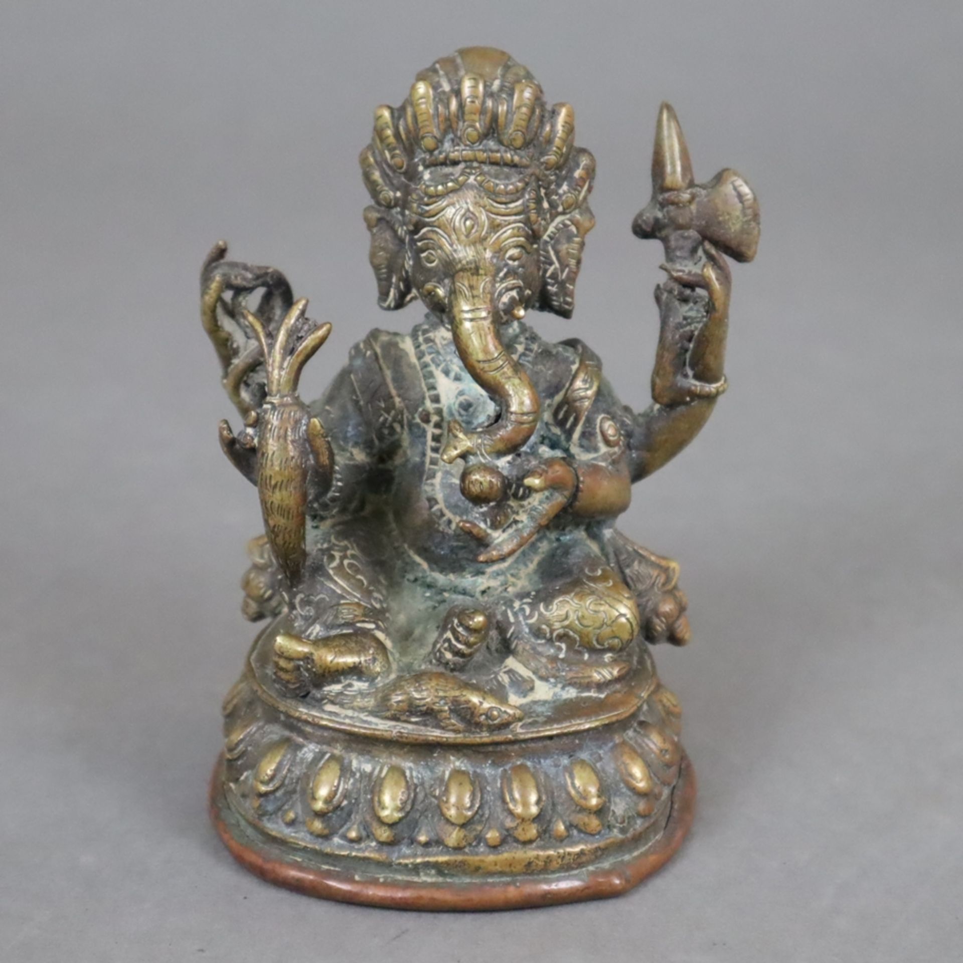 Ganesha - Nepal, Gelbbronze, in sitzender Haltung auf Lotospodest, Ratte zu seinen Füßen, vierarmig