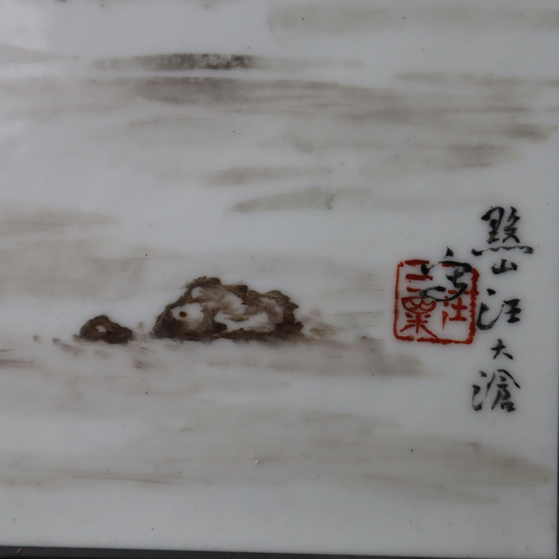 Ein Paar Porzellanbilder - China, rechteckige Porzellanplatten mit Rahmung, in polychromen Emailfar - Bild 9 aus 9
