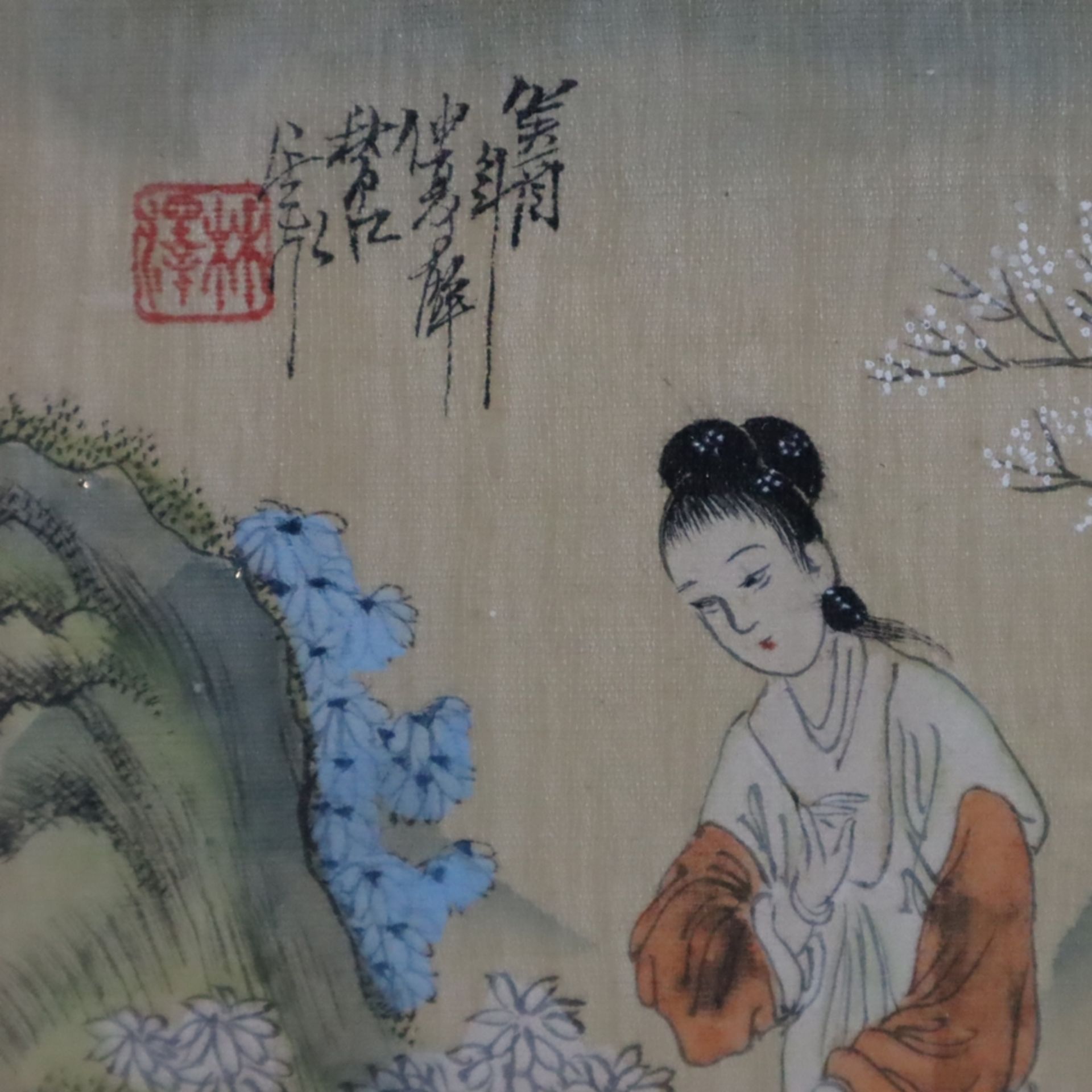 Zwei Seidenmalereien - China, jeweils drei junge Damen am Fischteich bzw. beim Musizieren, Tusche u - Bild 8 aus 9