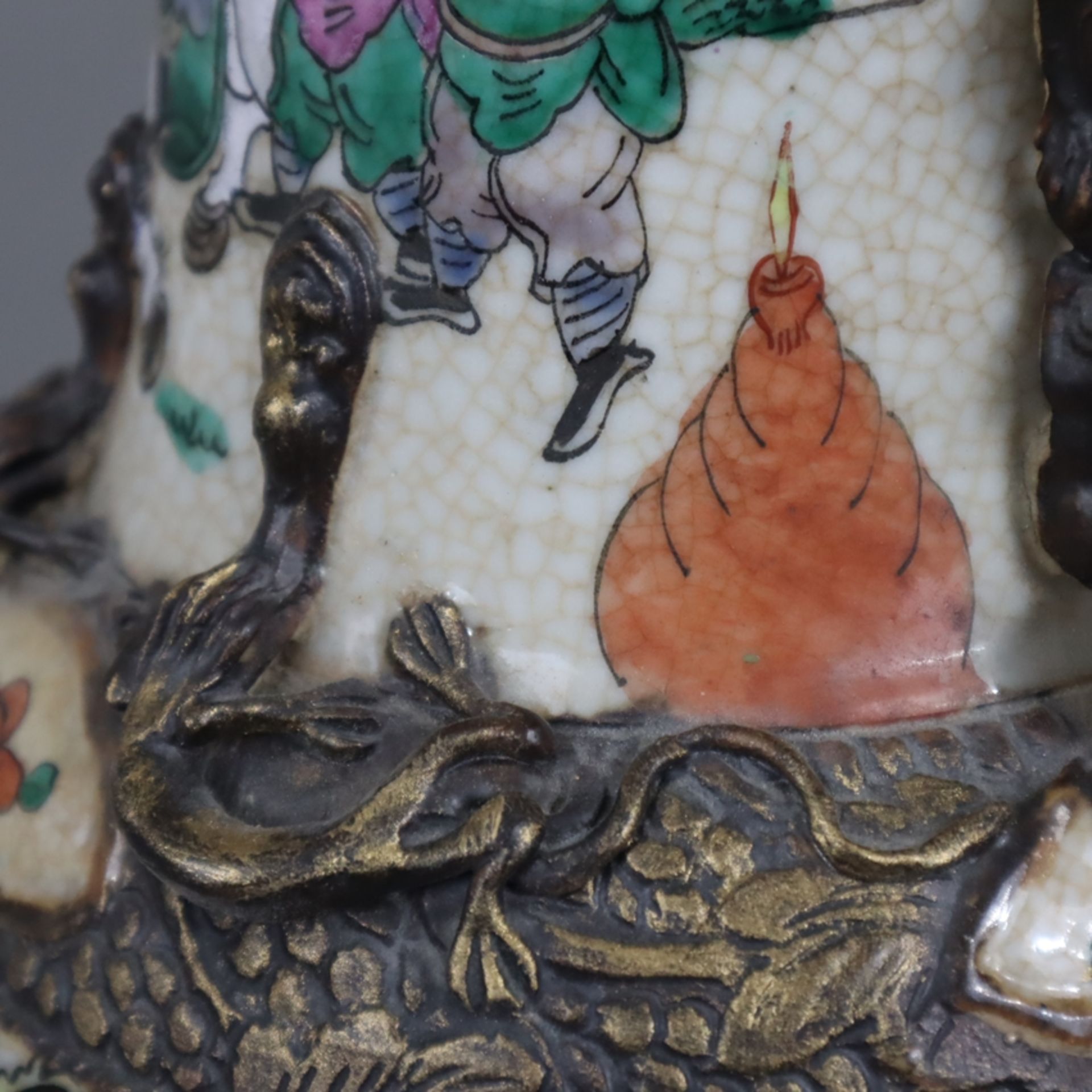 Balustervase auf Holzstand - China, gräuliche bzw. bräunliche Glasur mit feinem Craquelé, polychrom - Bild 15 aus 16