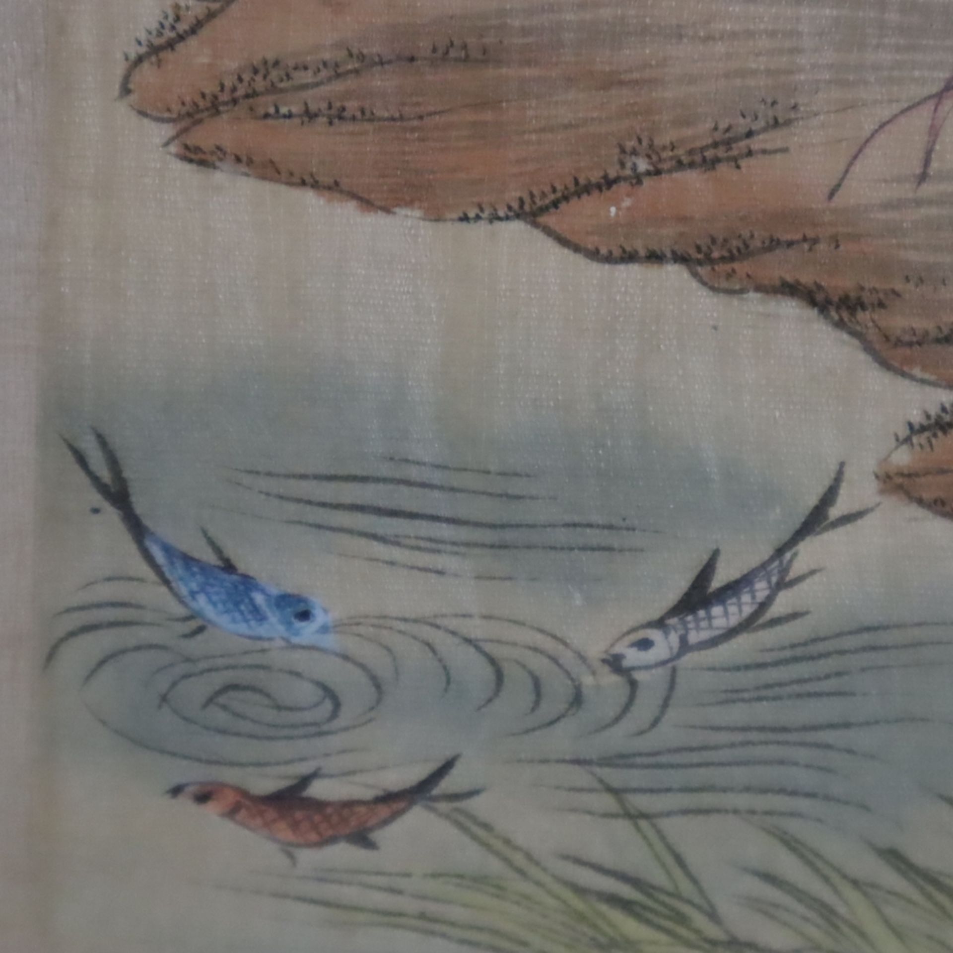 Zwei Seidenmalereien - China, jeweils drei junge Damen am Fischteich bzw. beim Musizieren, Tusche u - Bild 9 aus 9