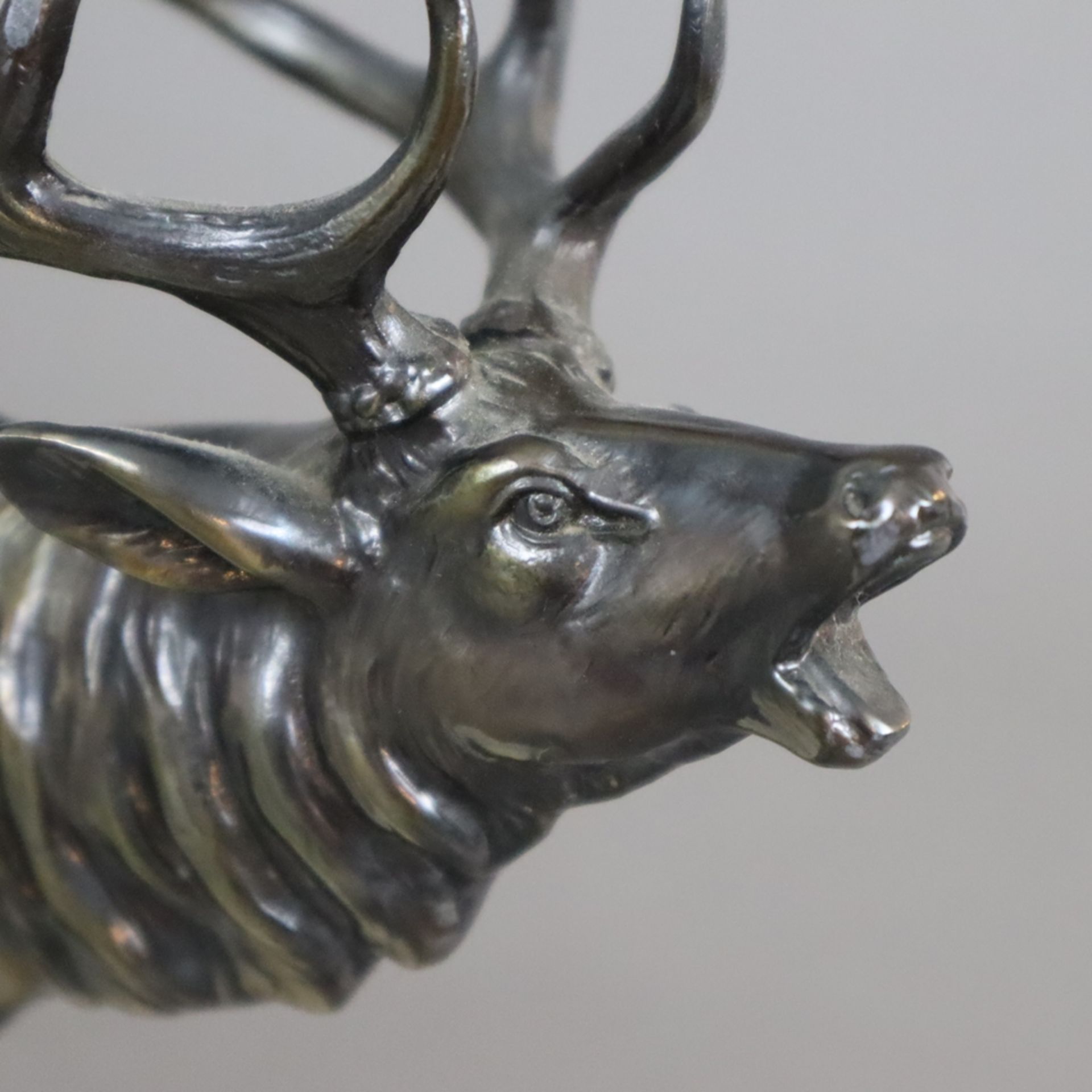 Tierfigur "Röhrender Hirsch" - Metallguss, bronziert, vollrunde Figur eines Hirschen auf rechteckig - Image 2 of 6