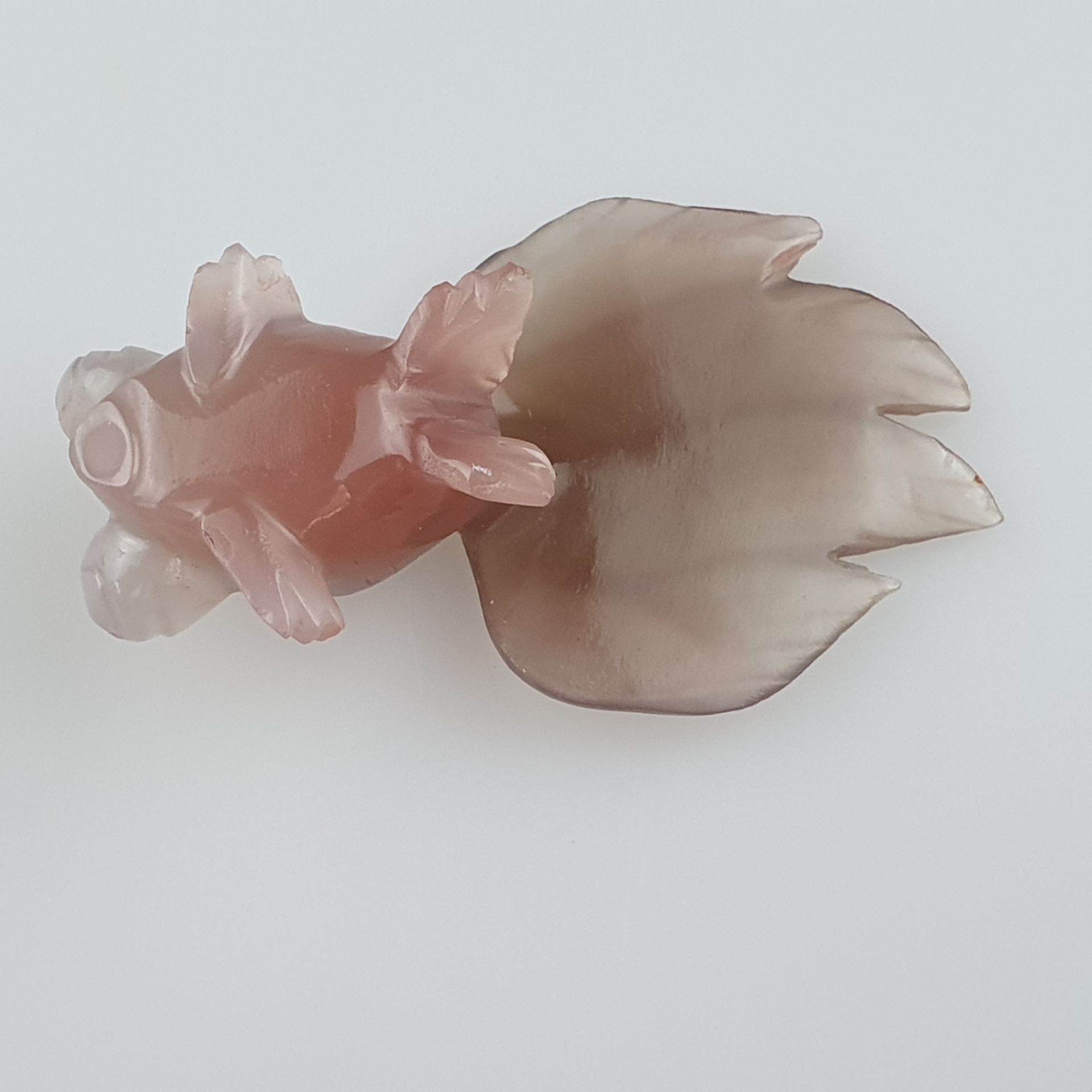 Chinesische Achat-Schnitzerei ¨Goldfisch“ (Schleierschwanz) - heller Stein mit leicht violetten Ein - Bild 7 aus 7