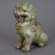 Skulptur eines Fo-Hundes - seladongrüner jadeähnlicher Steatit, eventuell Jade, vollrunde Darstellu