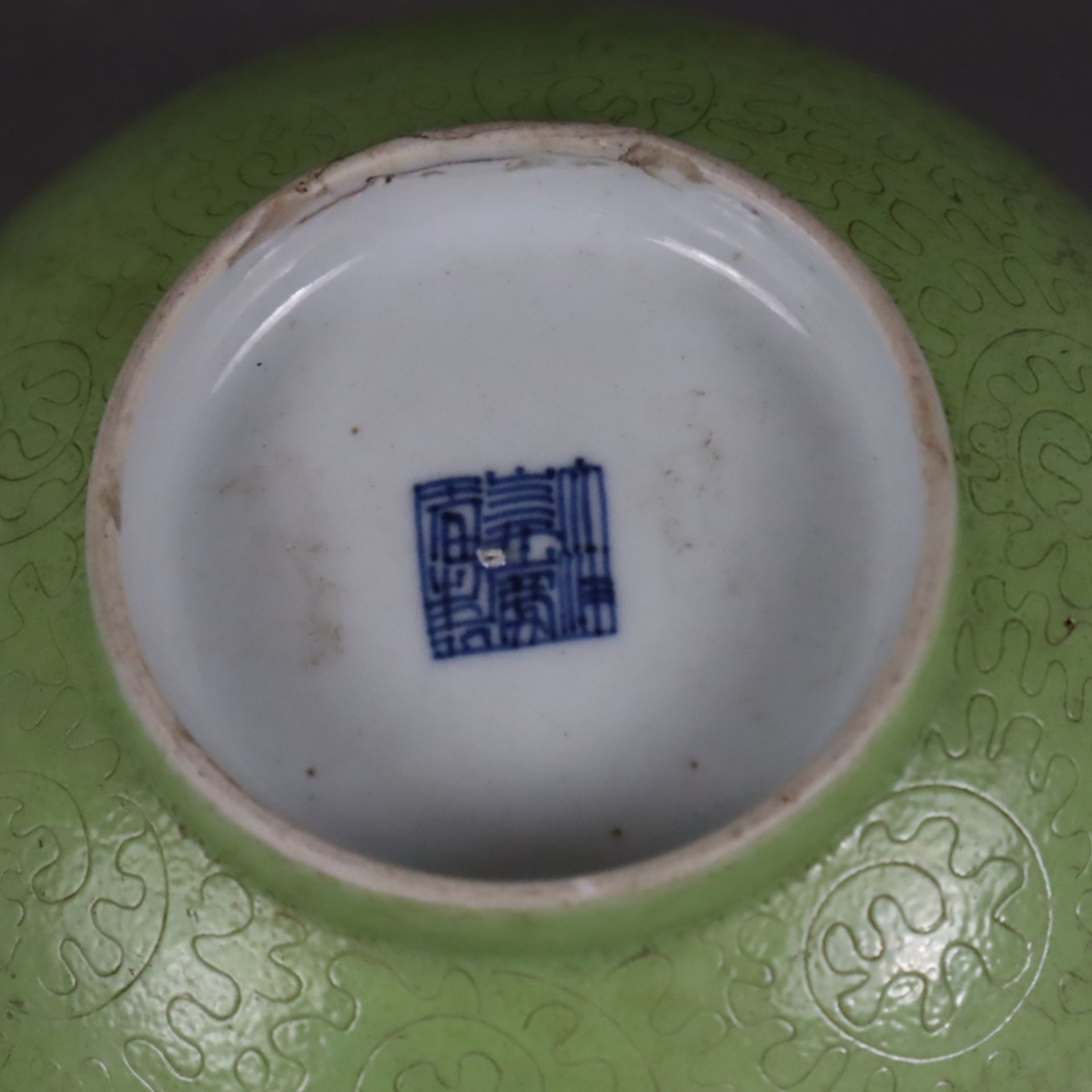 Famille rose-Schale - China, Qing-Dynastie, 18.Jh., leicht ausgestellte runde Form auf schmalem Sta - Bild 8 aus 9