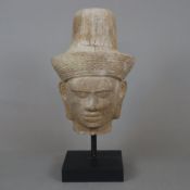 Kopf des Lokeshvara aus Sandstein - Kambodscha, im Khmer-/Angkor-Vat-Stil des 12. Jhs, beiger Sands
