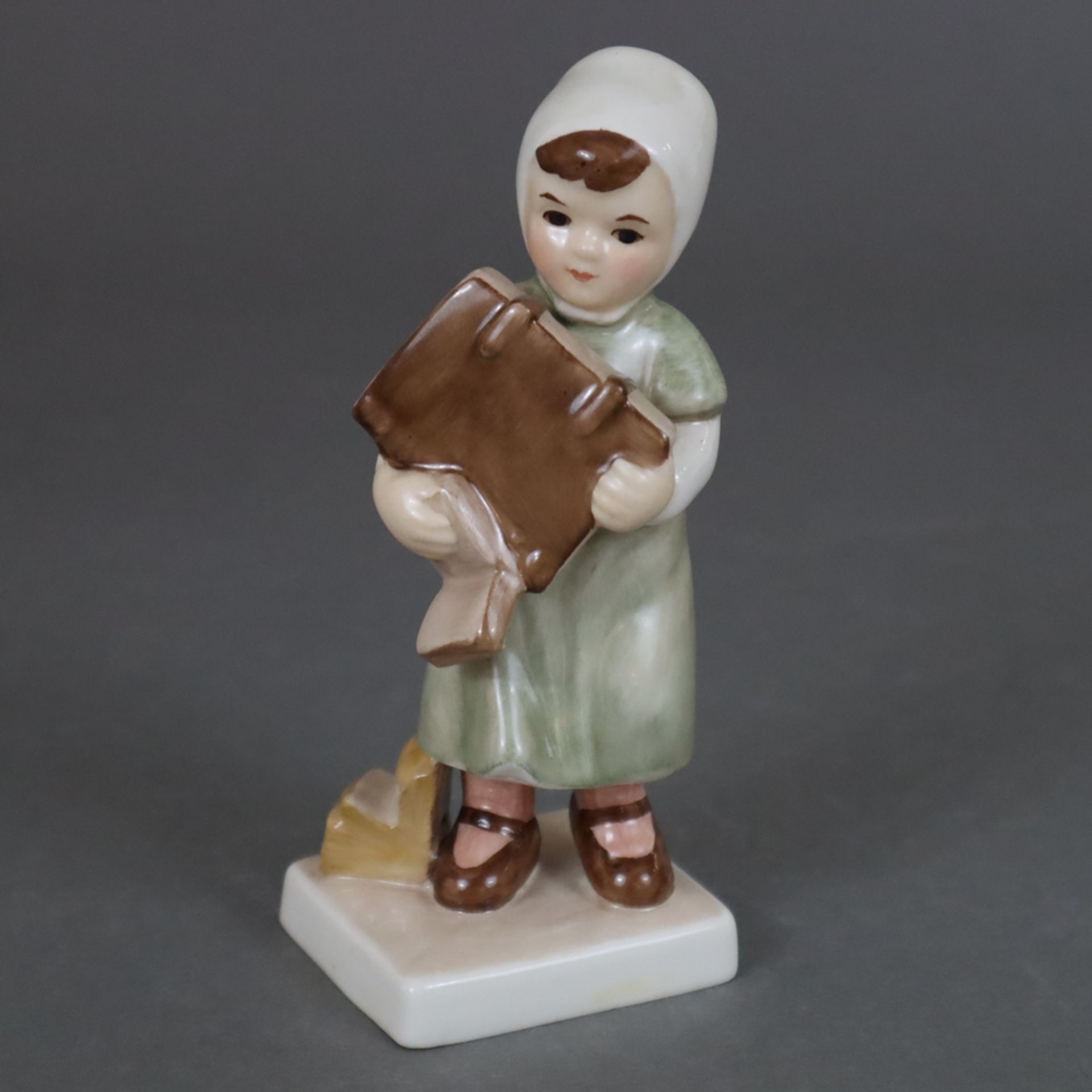 Drei Kinderfiguren - Goebel, Keramik, polychrom gefasst, 1x Mädchen mit Büchern, Mod.Nr. 10 752 11, - Bild 5 aus 8