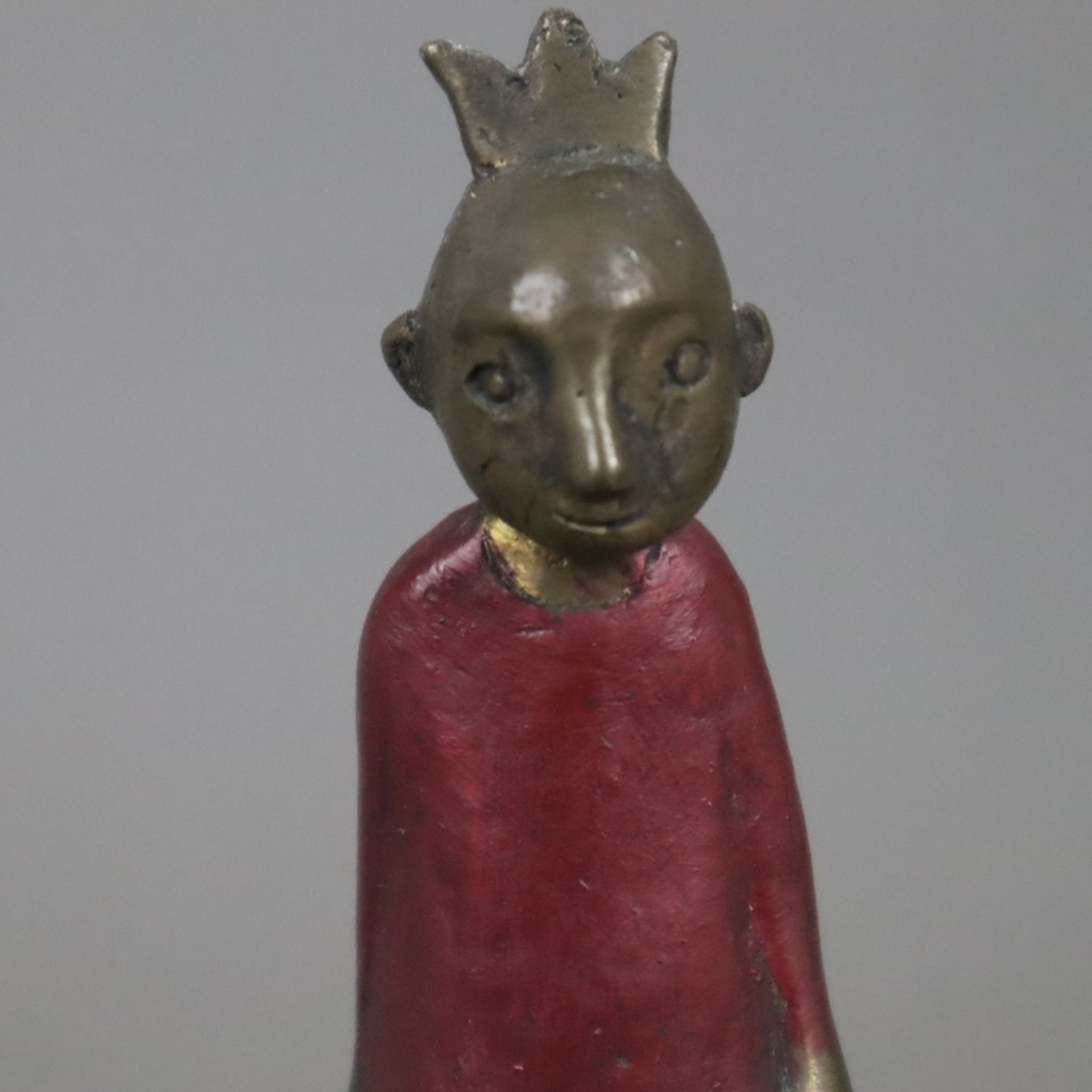 Suhr, Tamara (*1968) - Der kleine Prinz, Bronze, teils dunkel patiniert, partiell rot bemalt, monog - Image 3 of 7
