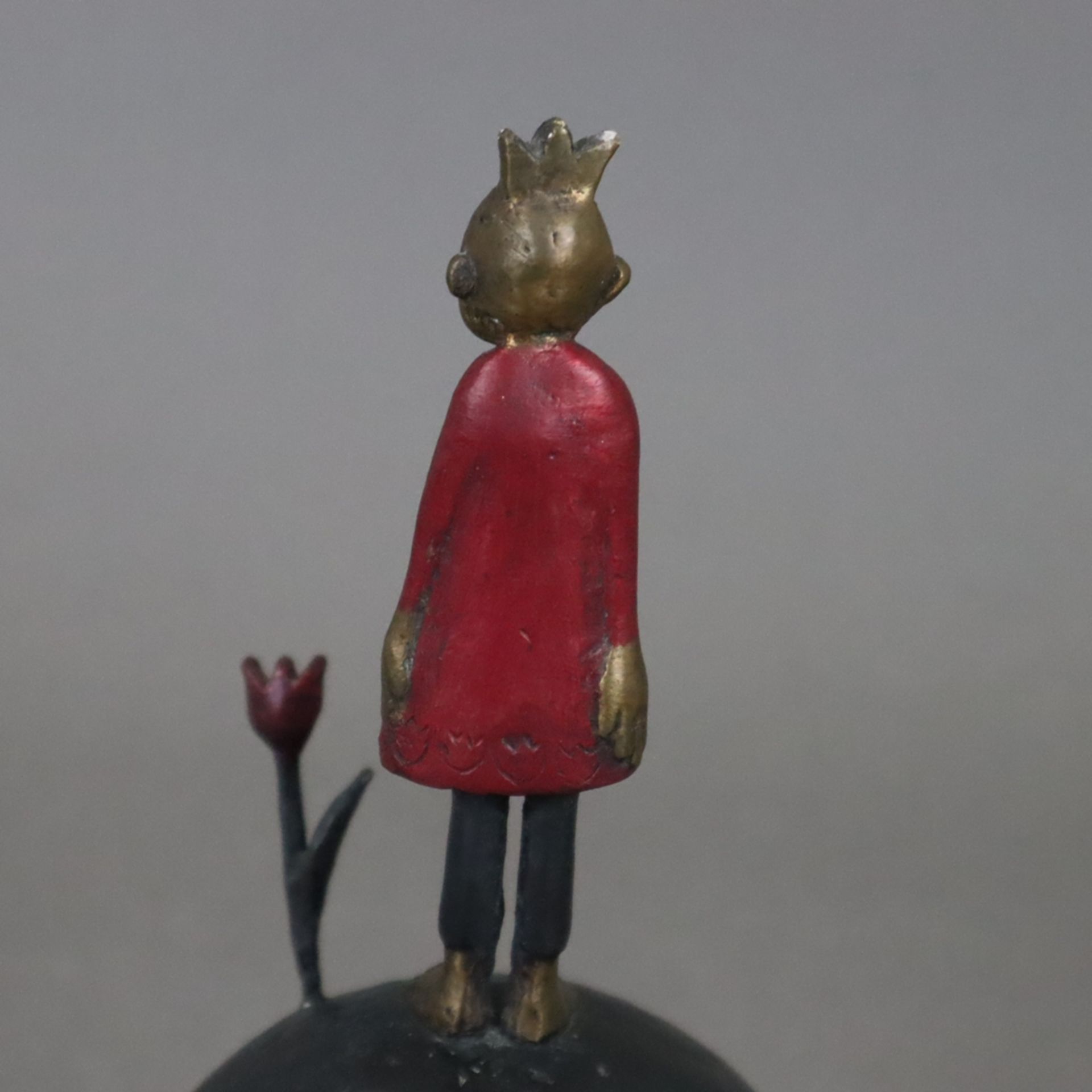 Suhr, Tamara (*1968) - Der kleine Prinz, Bronze, teils dunkel patiniert, partiell rot bemalt, monog - Image 6 of 7