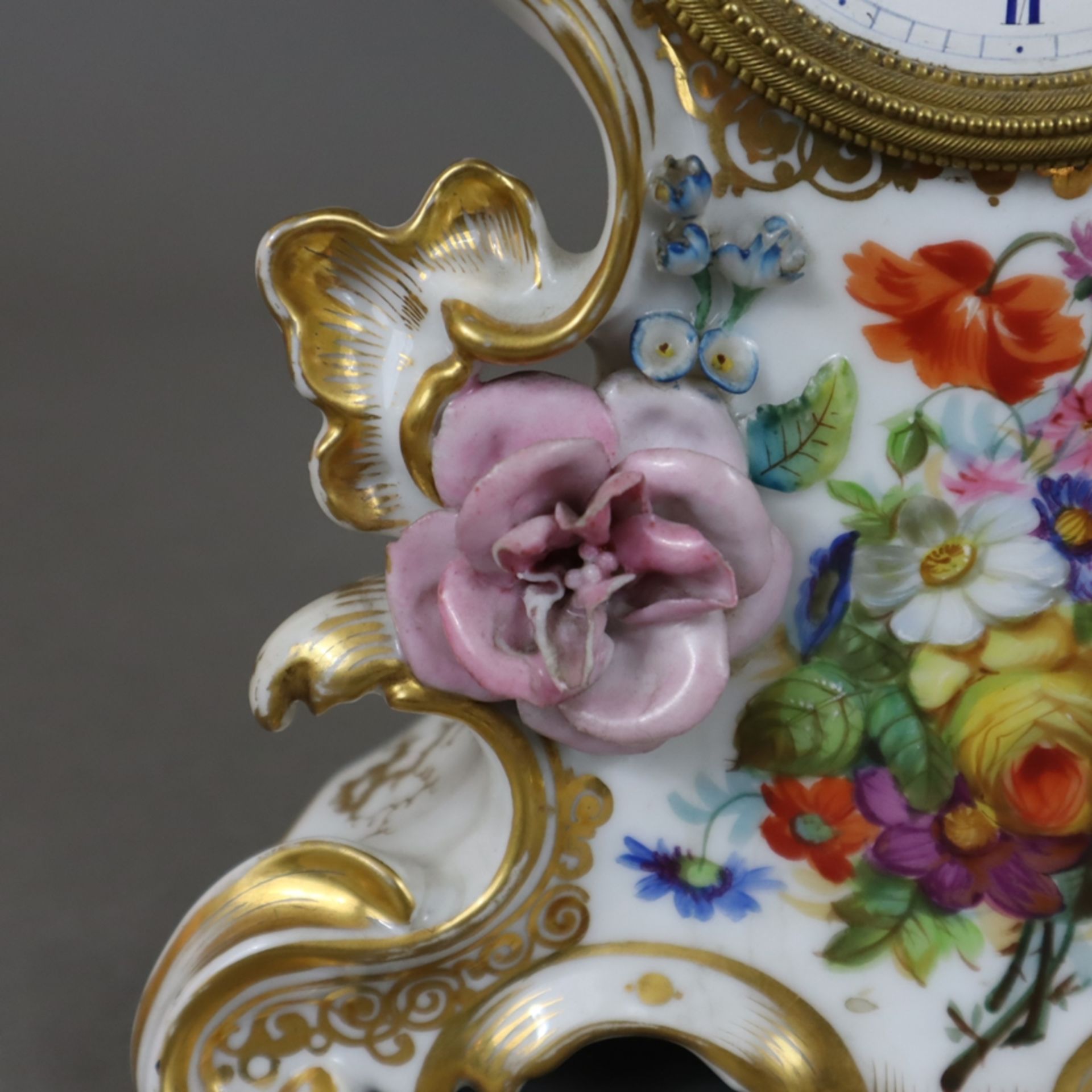 Porzellanuhr - teils durchbrochen gearbeitetes Rocaillegehäuse mit polychromer Blumenmalerei, Golds - Image 5 of 11