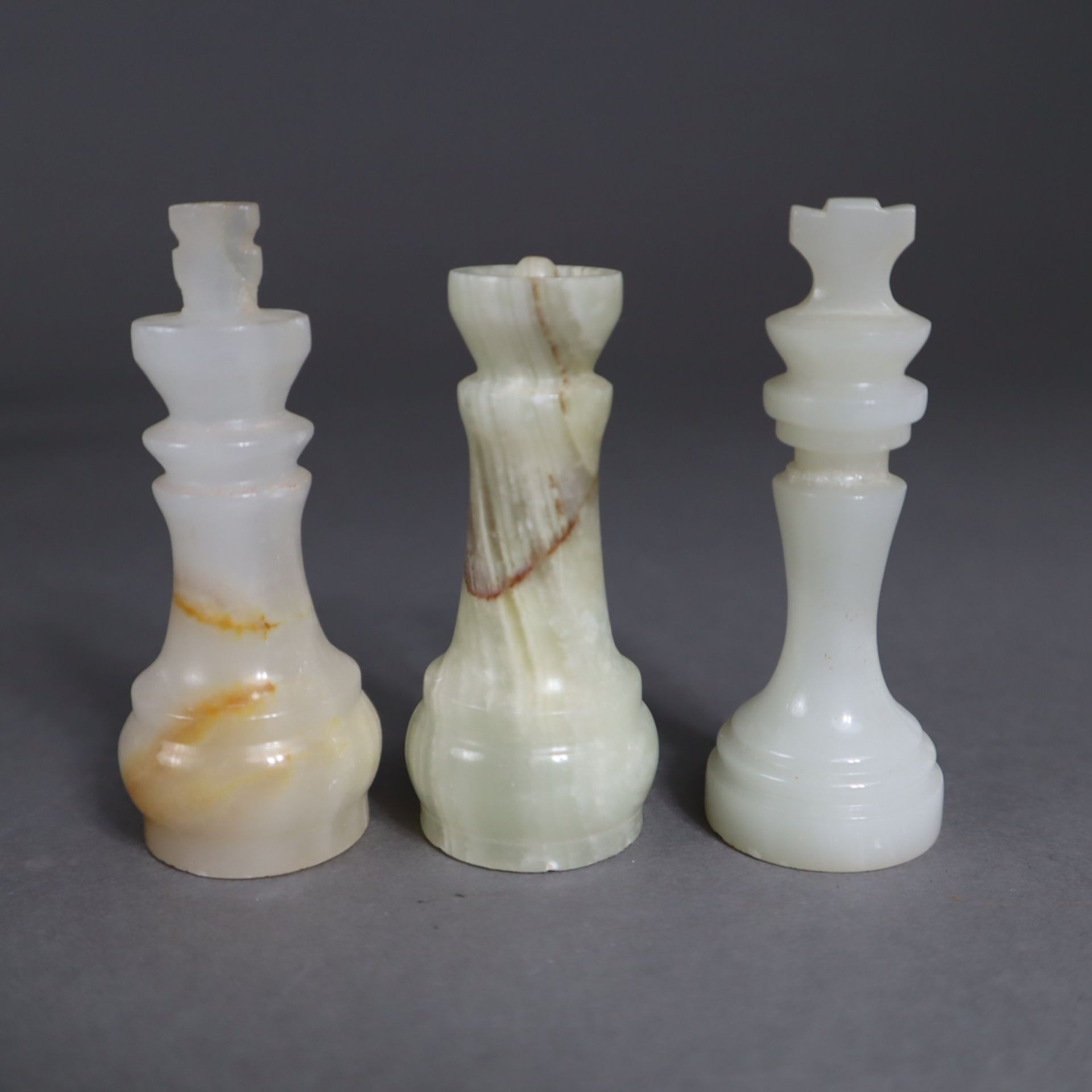 Zwei Schachfiguren-Sätze - gefertigt aus braun geädertem und hellem, weißlichem Onyx, 1 Satz komple - Image 3 of 6