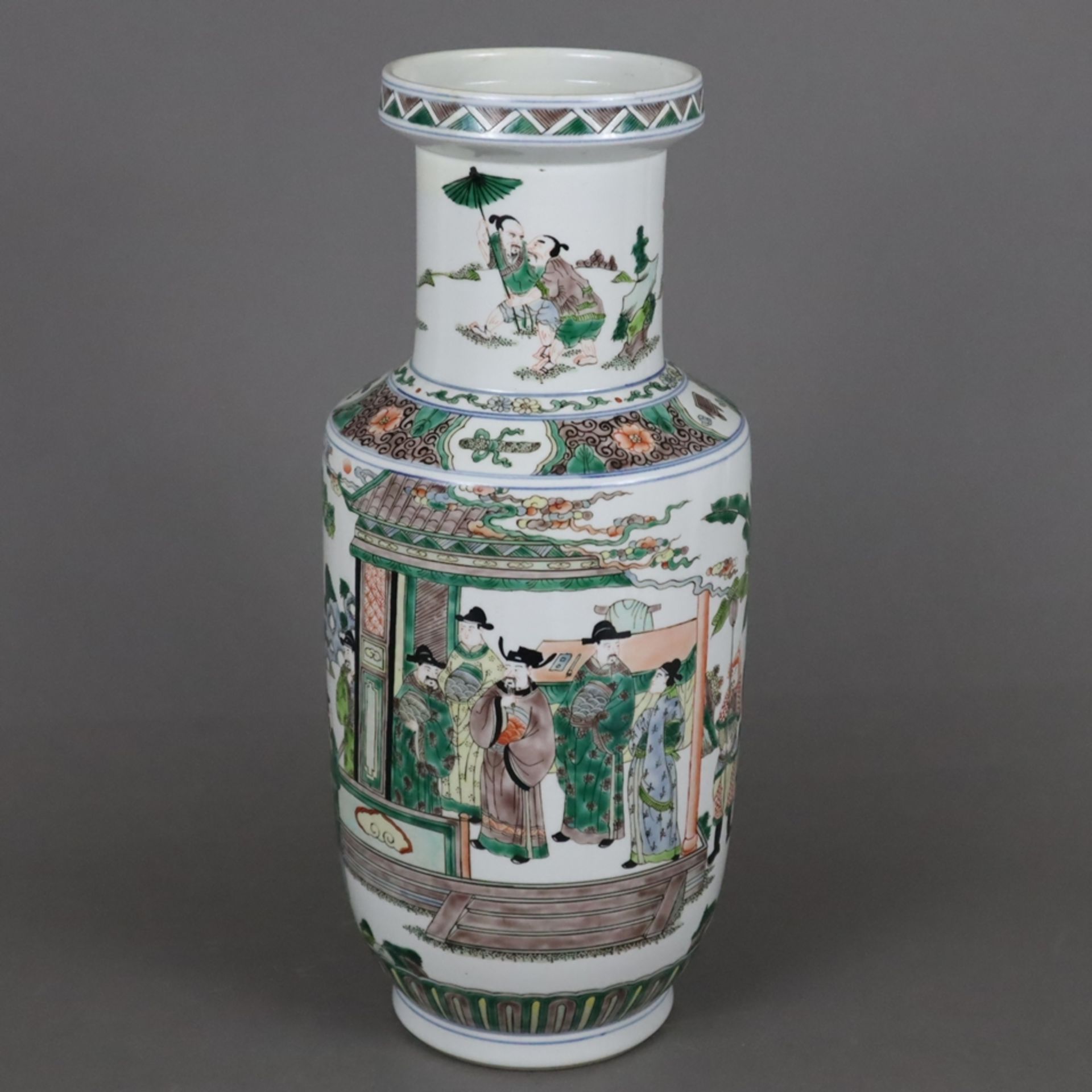 Rouleauvase im Kangxi-Stil - Porzellan. über rundem Standring zylindrischer Korpus mit abgesetzter 