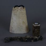 Drei Jadeschnitzereien - 3-tlg, China, 1 Glocke beidseitig mit Flachrelief aus Taotie-Maske und Fab