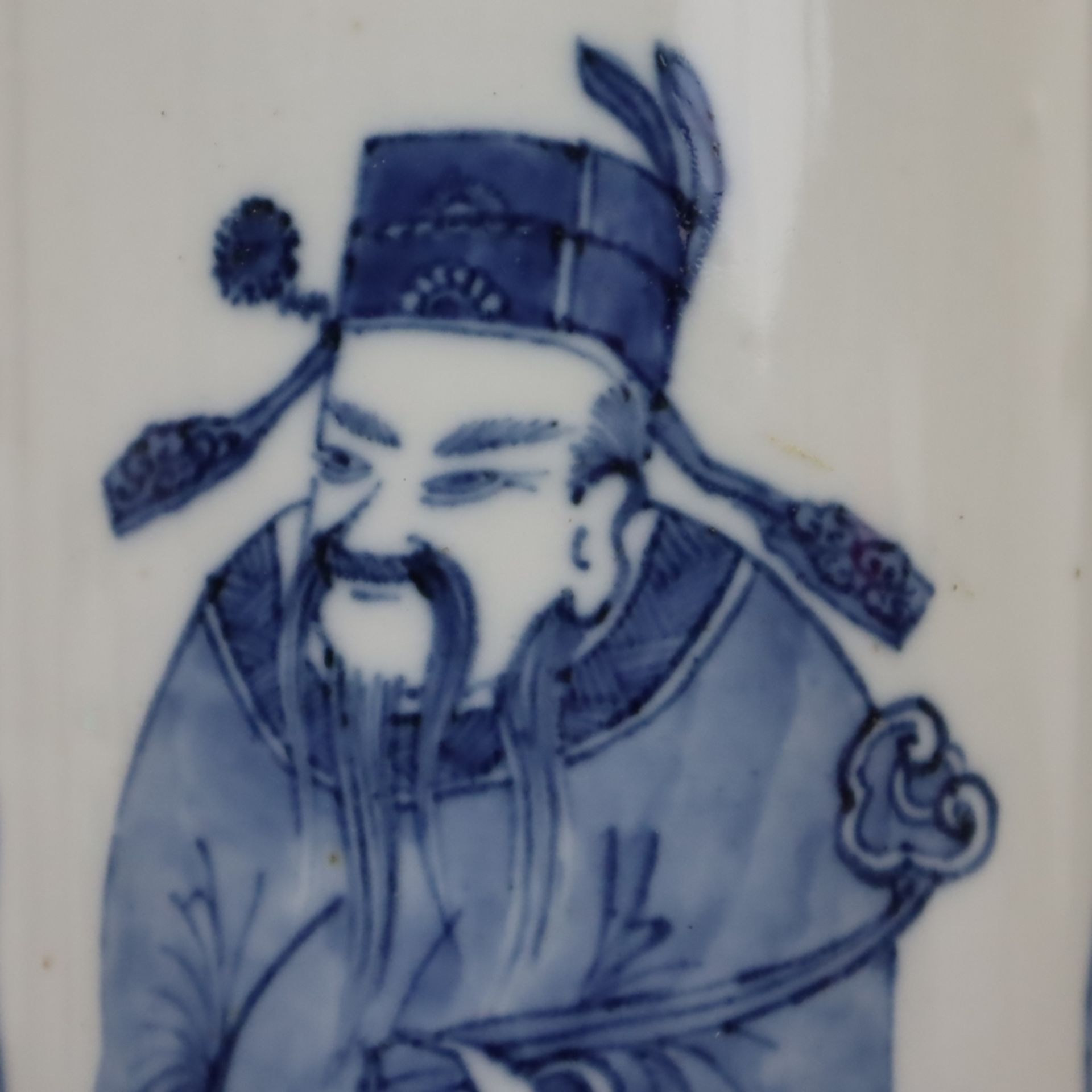 Hutstand - China, Porzellan, zylindrische Wandung, Dekor in Unterglasurblau mit den drei Glücksgött - Bild 7 aus 8