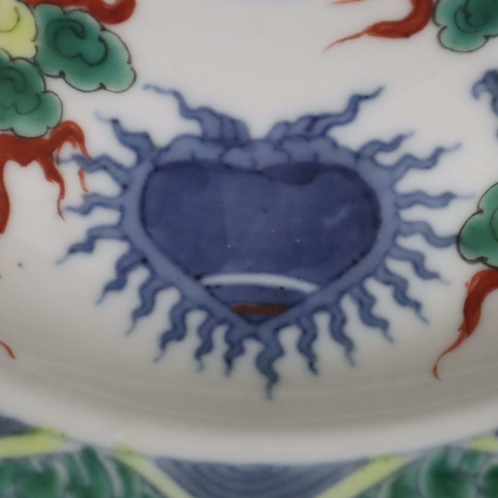 Drachenteller - China, runde Form dekoriert in Unter- und Aufglasur mit Drachenpaar in Wolken, Flam - Bild 5 aus 8