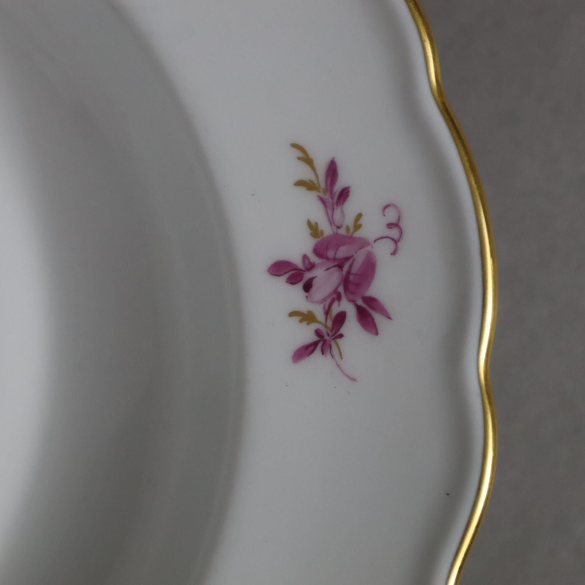 Fünf Suppenteller - Meissen, Form "Neuer Ausschnitt", Porzellan, purpurrote Blumenmalerei mit Golda - Image 3 of 6