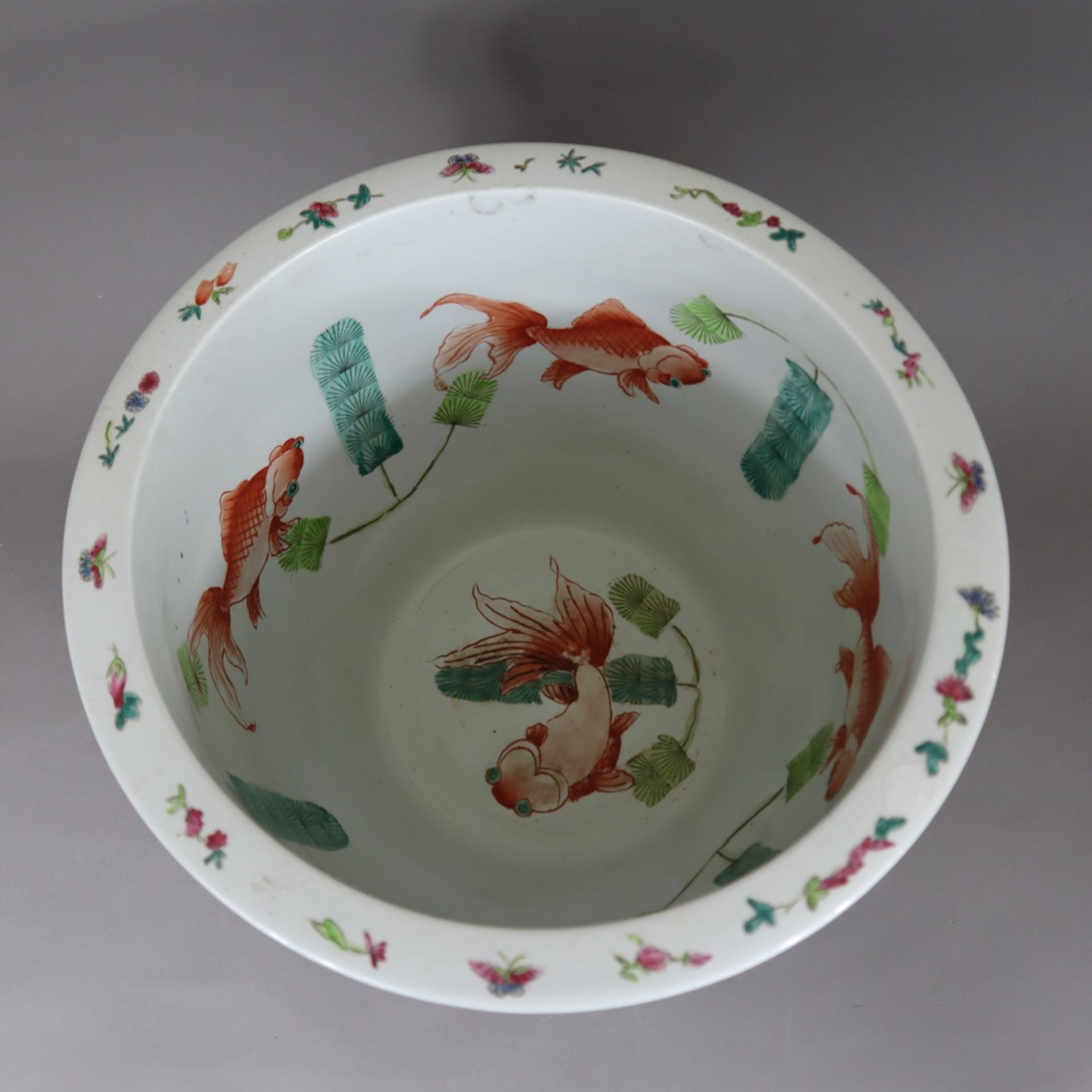 Fishbowl - China, 20.Jh., Porzellan, außen polychrom bemalt in Emailfarben der Famille Rose, in Res - Bild 3 aus 12