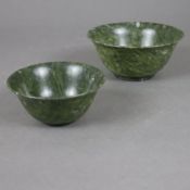 Zwei elegante Jade Schalen - China, durchscheinende spinatgrüne Jade, ausladende dünnwandige Schale