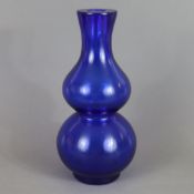 Schwere Doppelkürbisvase - China, ausgehende Qing-Dynastie, dickwandiges blaues Pekingglas, H.ca.38