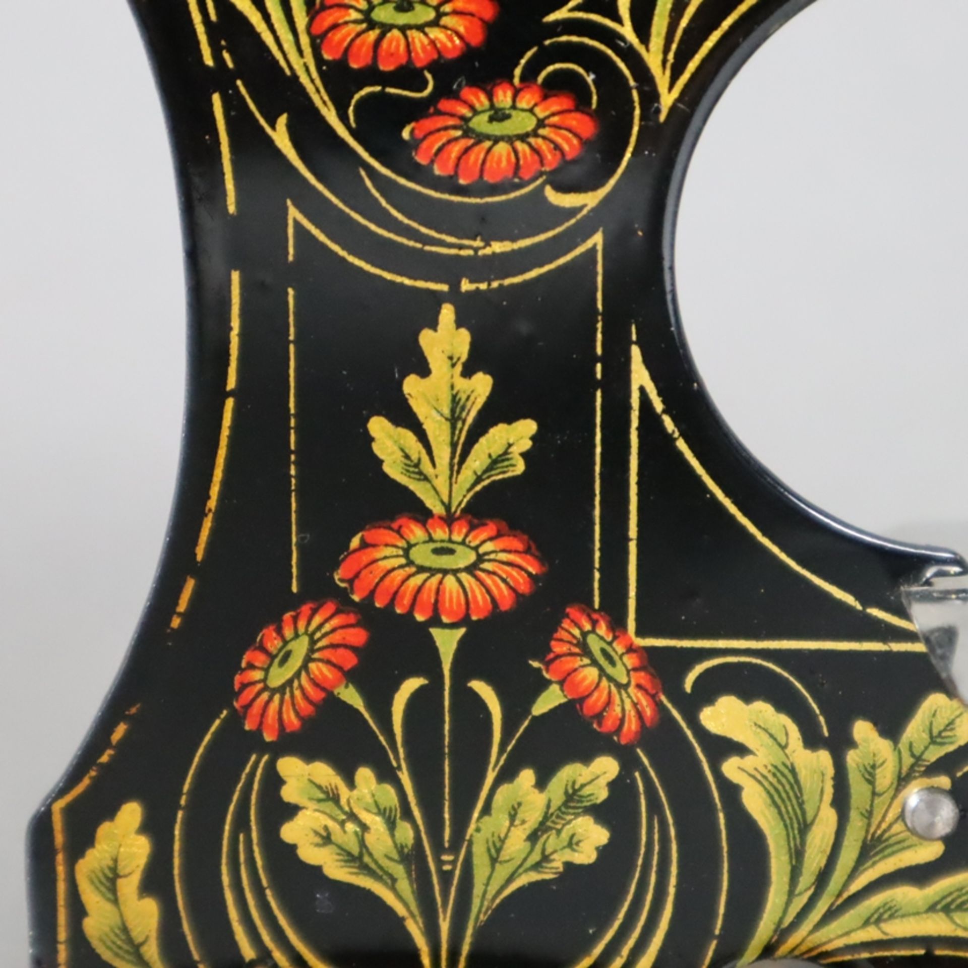 Kinder-Nähmaschine - Metallgestell, schwarz lackiert, floral bemalt in Rot und Gold, gestempelt "Ma - Bild 3 aus 11