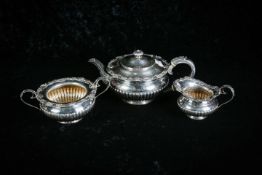 3 PIECE SILVER TEA SERVICE. 1.565KG. SHEFFIELD 1905/06. SIGNED JD&S.