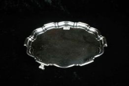 SILVER CIRCULAR SERVING TRAY ON 3 SCROLLED FEET. PERFECT CONDITION. 1.370KG. BIRMINGHAM 1932/33