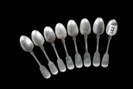 SET OF 8 SILVER TEASPOONS. LONDON 1929/30. 200 GRAMS. 5.75' LONG.