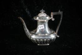 SILVER COFFEE POT. LONDON 1902/03. SIGNED DF. 695 GRAMS. 8.5' TALL.