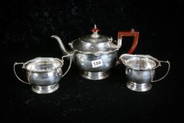 3 PIECE SILVER TEA SERVICE. SIGNED MAKER D&S. BIRMINGHAM 1932. 1.150KG.