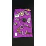 QUANTITY OF COSTUME BROOCHES