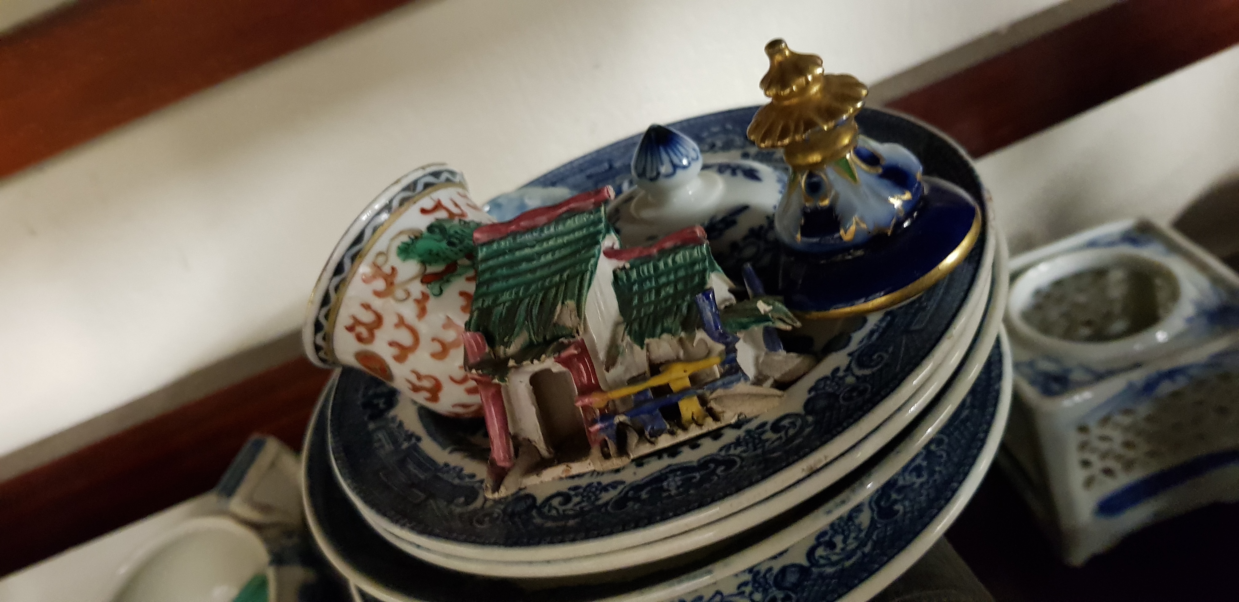 SHELF LOT OF ORIENTAL ITEMS - Image 9 of 10