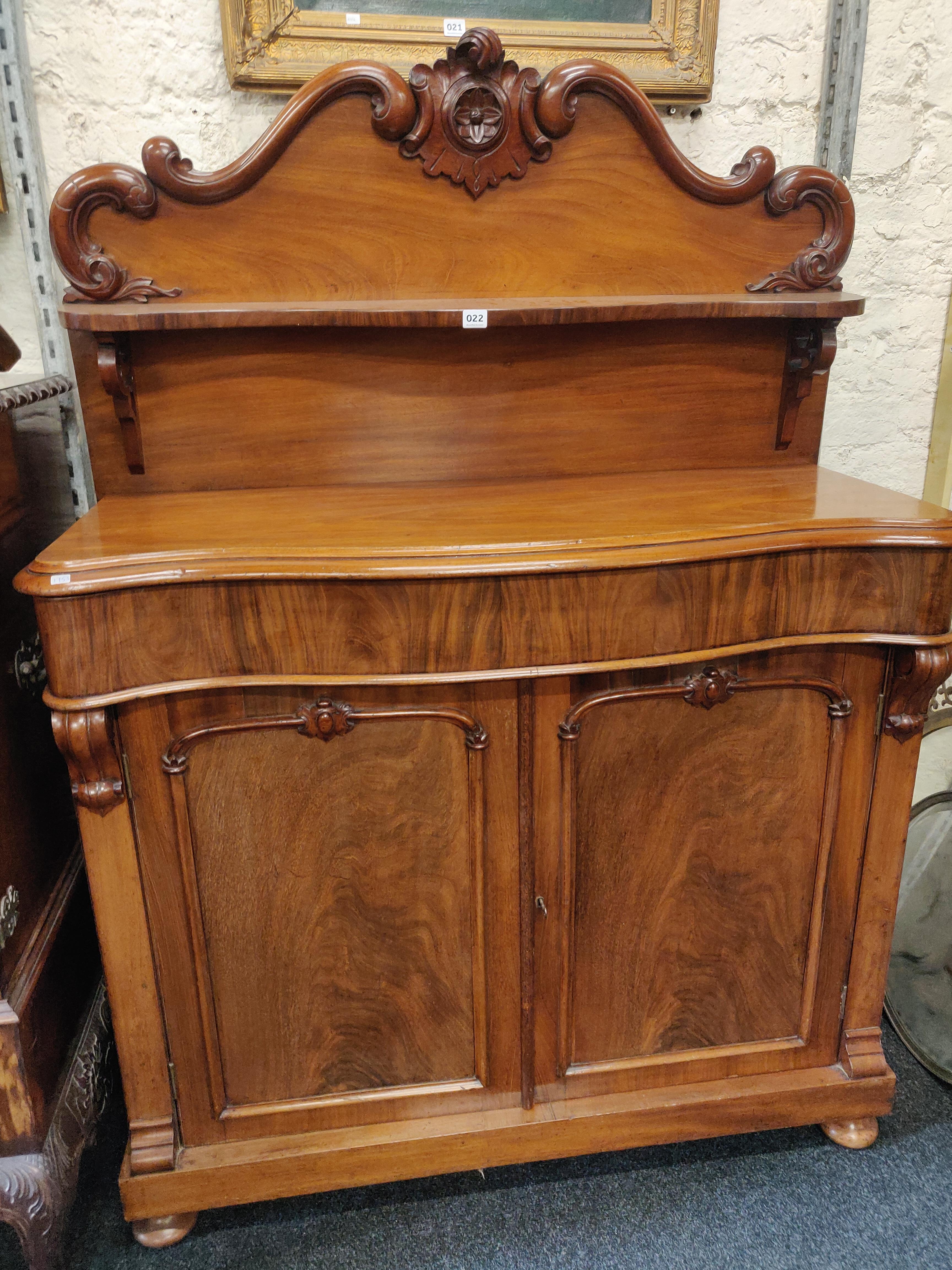 VICTORIAN CHIFFONIER