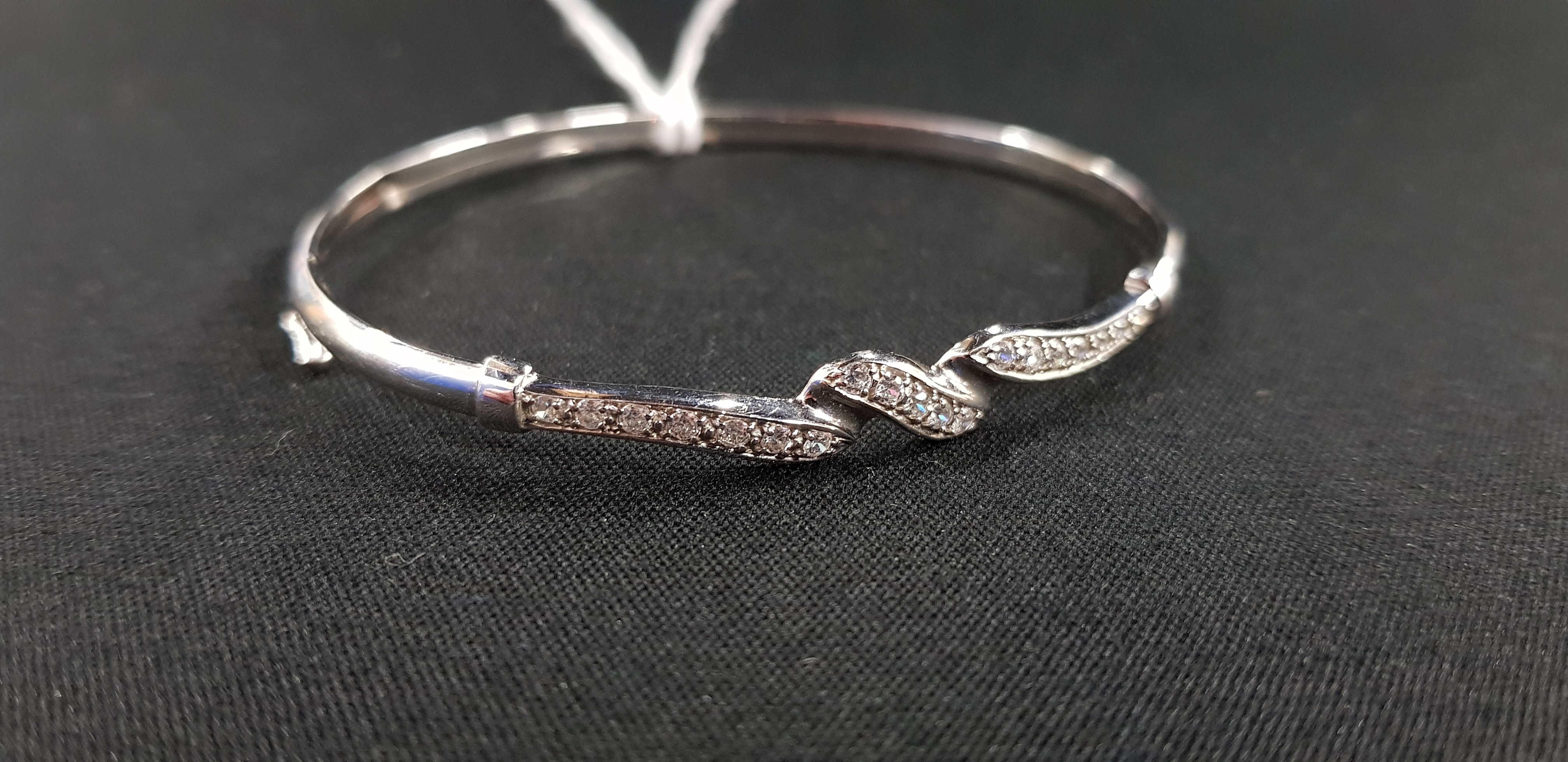 9CT WHITE GOLD BANGLE