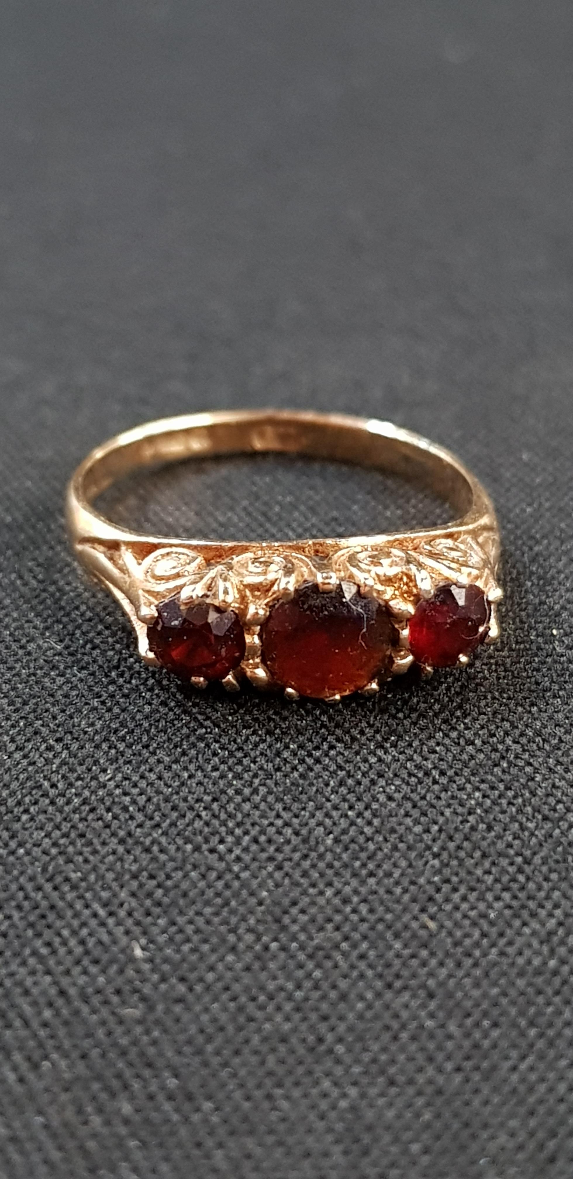 9CT GOLD GARNET RING