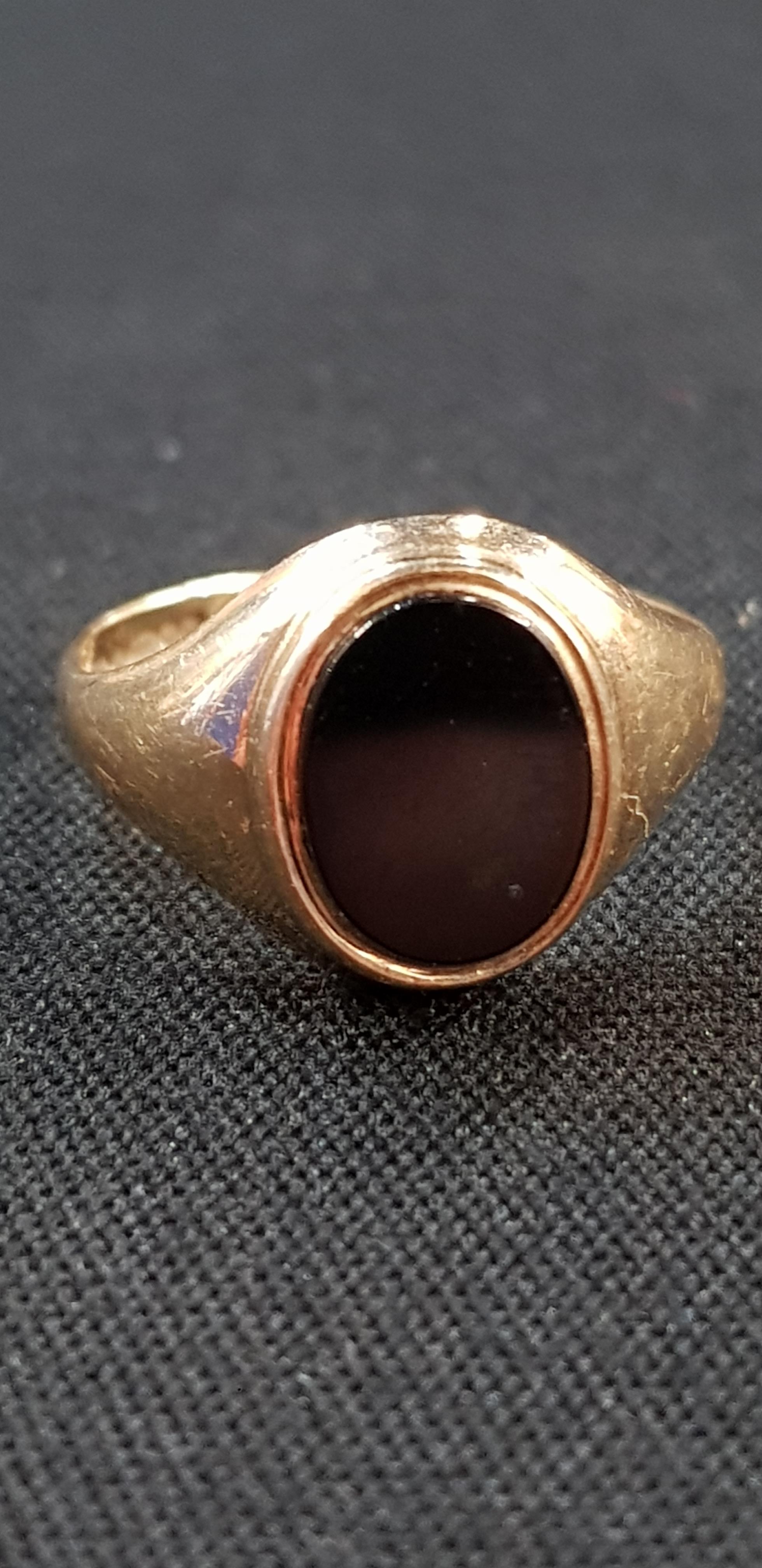 9CT GOLD ONYX RING